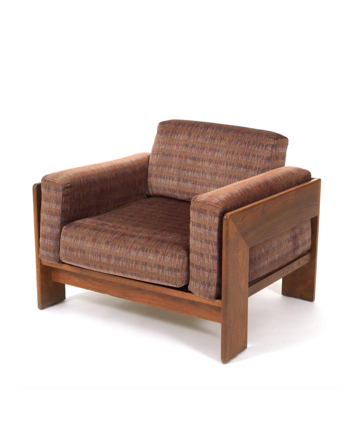Tobia Scarpa Bastiano Loungesessel mit einfachem Holzrahmen für einen klassischen und lässigen Stil der Mitte des Jahrhunderts mit niedrigem Profil im Wohnzimmer. Abnehmbare Kissen zu jedem mit Reißverschluss. Siehe unsere Angebote für das ebenfalls
