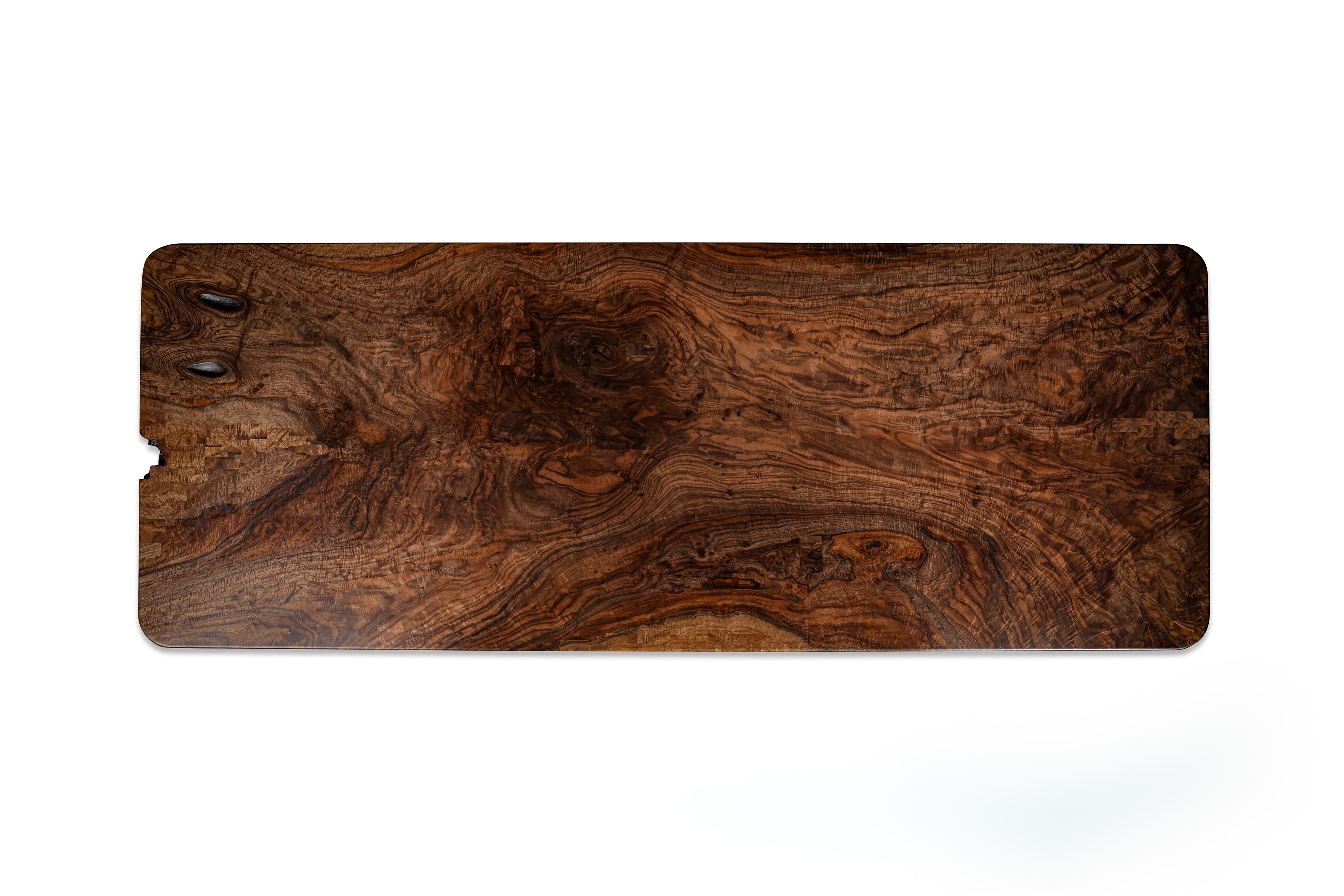 Eine einzelne Platte aus kalifornischem Bastogne-Nussbaum in Ausstellungsqualität steht auf übergroßen Beinen in brutalistischer Haltung.   Handgefertigt aus einer unserer 