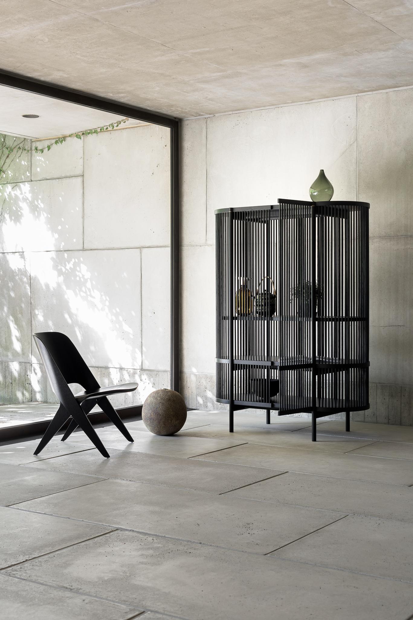 Chêne Armoire Bastone en noir par Poiat en vente