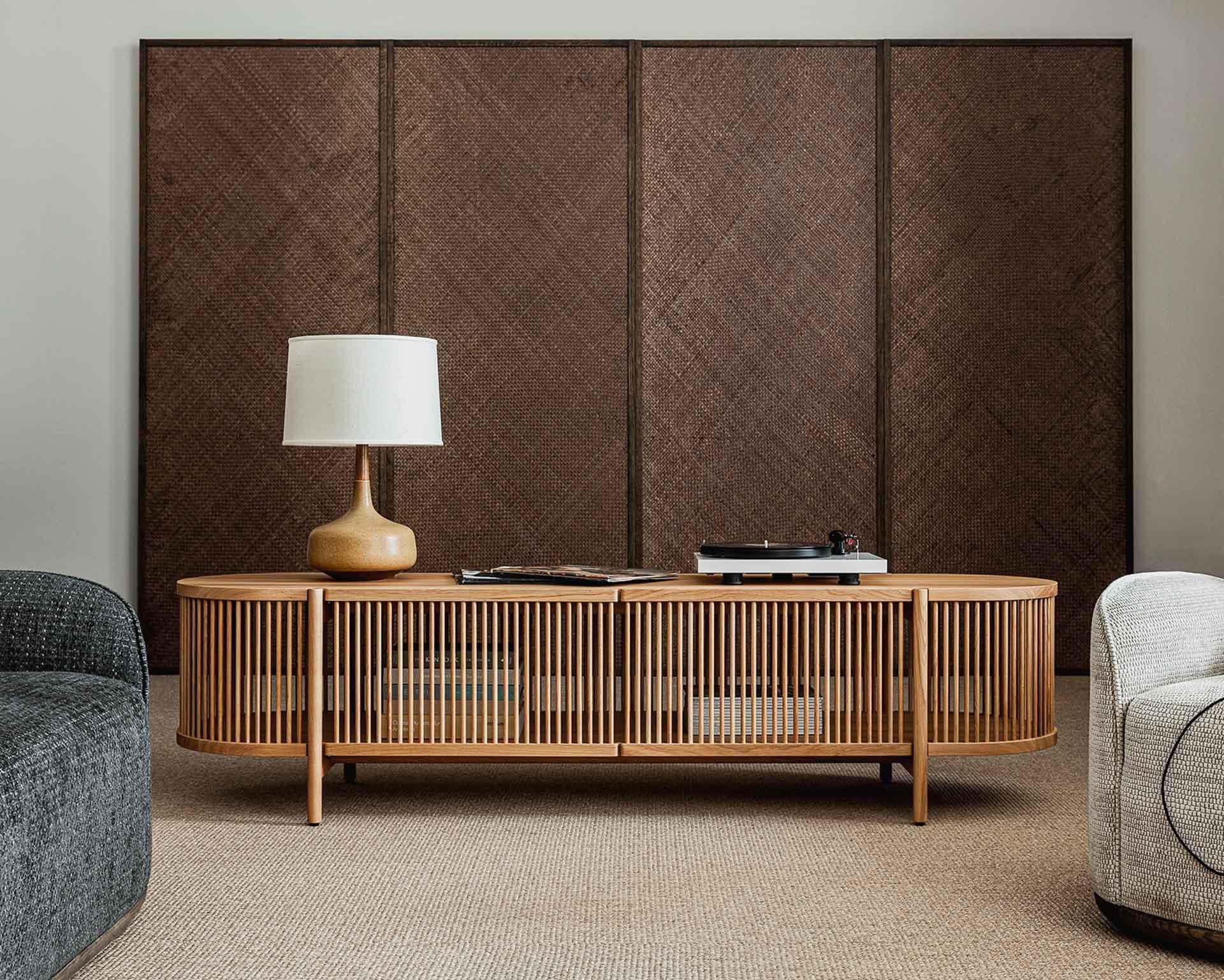 La collection de meubles Bastone, qui se compose d'une armoire et d'un buffet, a été conçue par le maître ébéniste et designer Antrei Hartikainen pour le studio Poiat. À la frontière de l'art et du design, la collection illustre l'intérêt du
