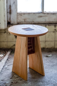 Basurto 02 Tabouret contemporain en bois avec détails en cuir