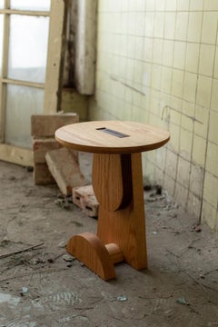 Basurto 03 Tabouret contemporain en bois avec détails en cuir
