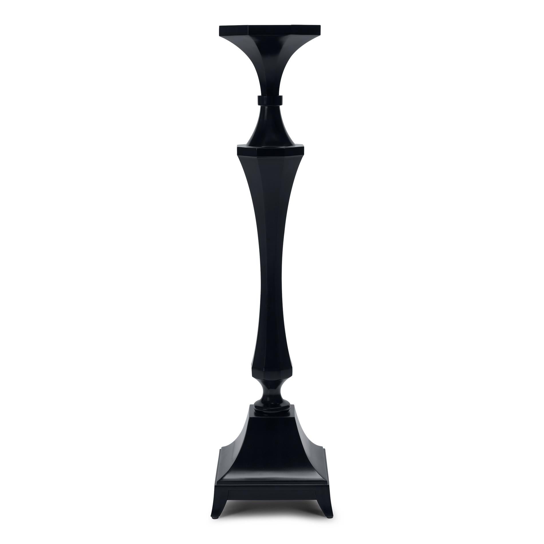 Pipistrello portacandele in legno massiccio di mogano
con finitura nera satinata. Per 1 candela, candela non inclusa.
È disponibile anche con finitura laccata bianca, foglia argento o
finitura foglia oro antico.