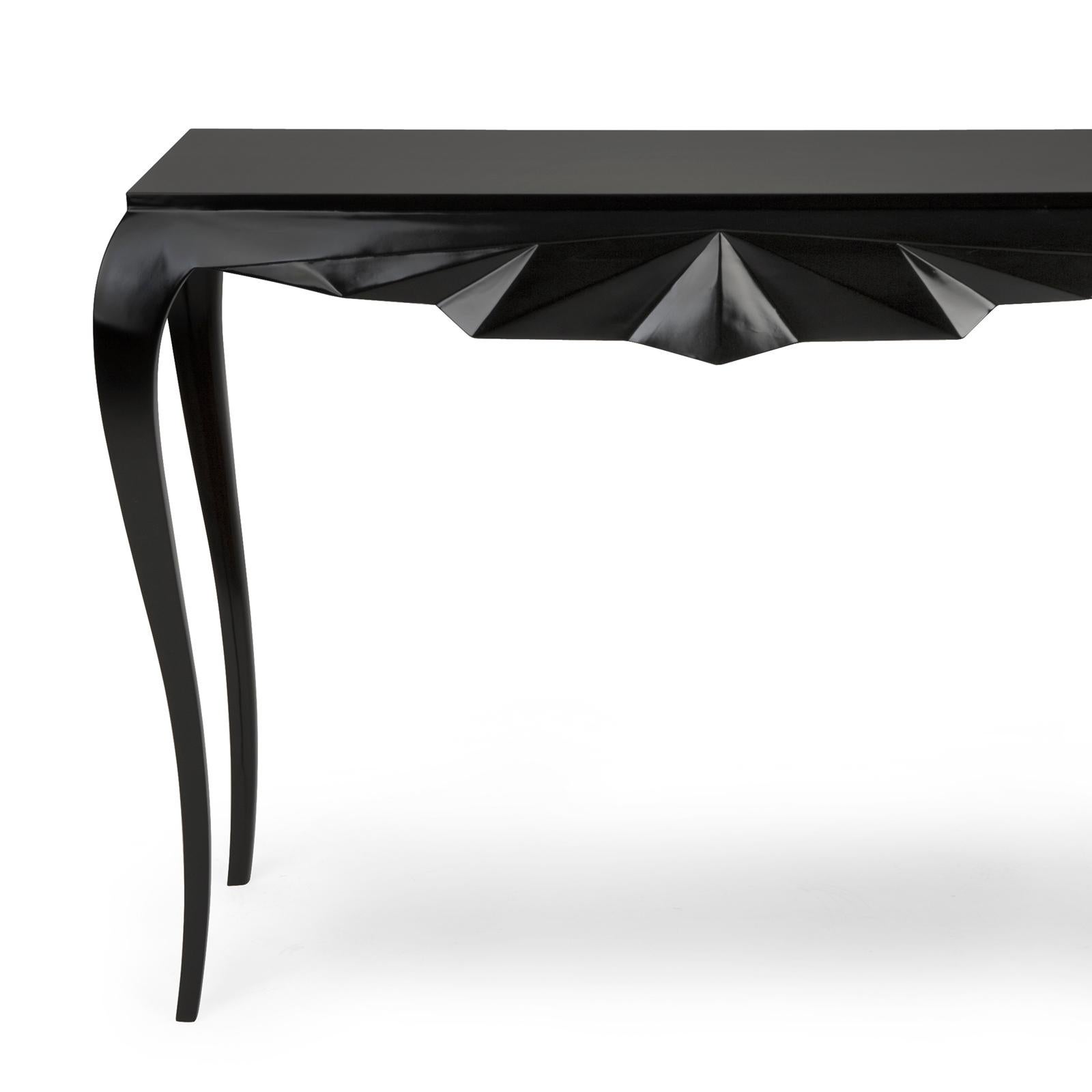 Table console bat entièrement sculptée à la main en acajou massif
bois en finition laquée noire. Avec des jambes incurvées.

 