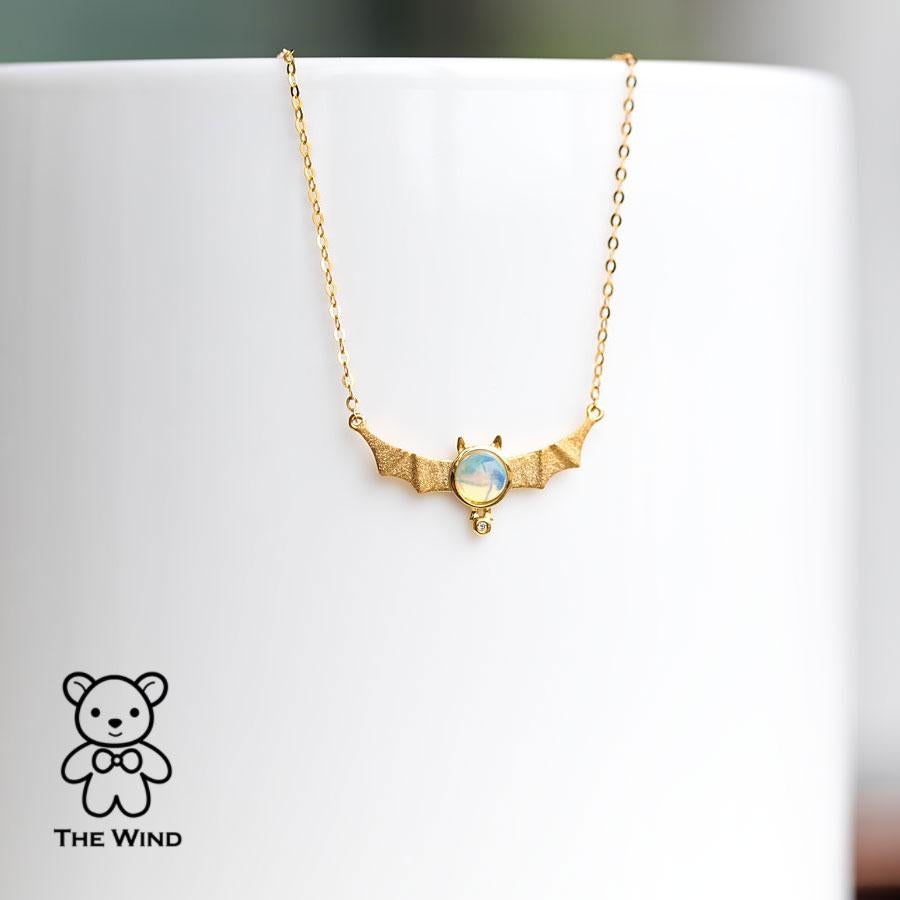 Arts and Crafts Collier australien en or jaune 18 carats, opale massive et diamants en vente