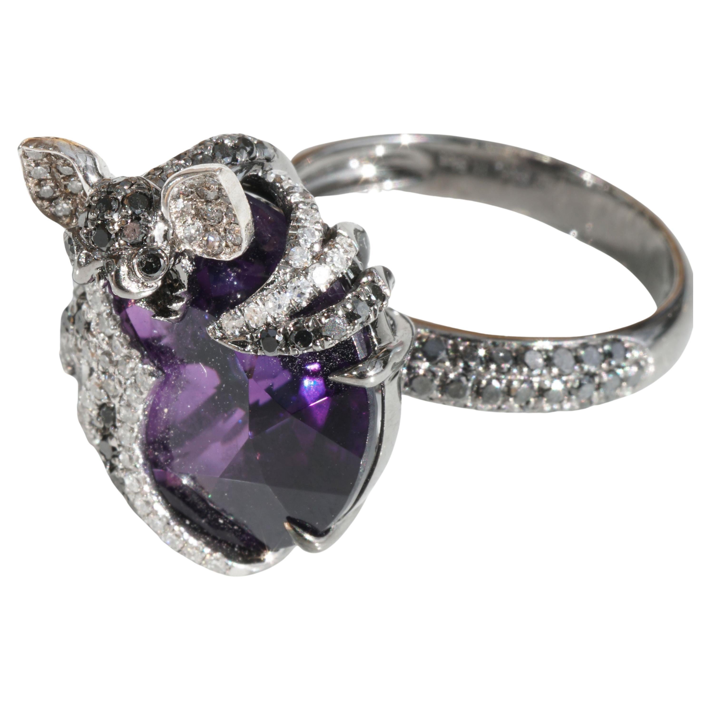 Designer ring with creepy bat shown with open mouth and pointed little teeth and wing-like overthrows, cool motif, great realization, matching a very fine Brazilian amethyst ca. 11.54 ct and black diamonds total ca. 0.61 ct, as contrast white