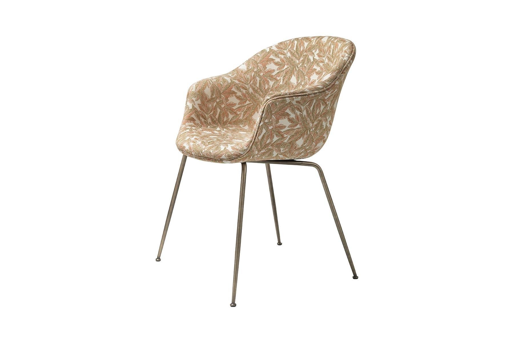 Esszimmerstuhl aus Fledermaus, vollständig gepolstert, konischem Sockel, halbmattem Messing (Moderne der Mitte des Jahrhunderts) im Angebot