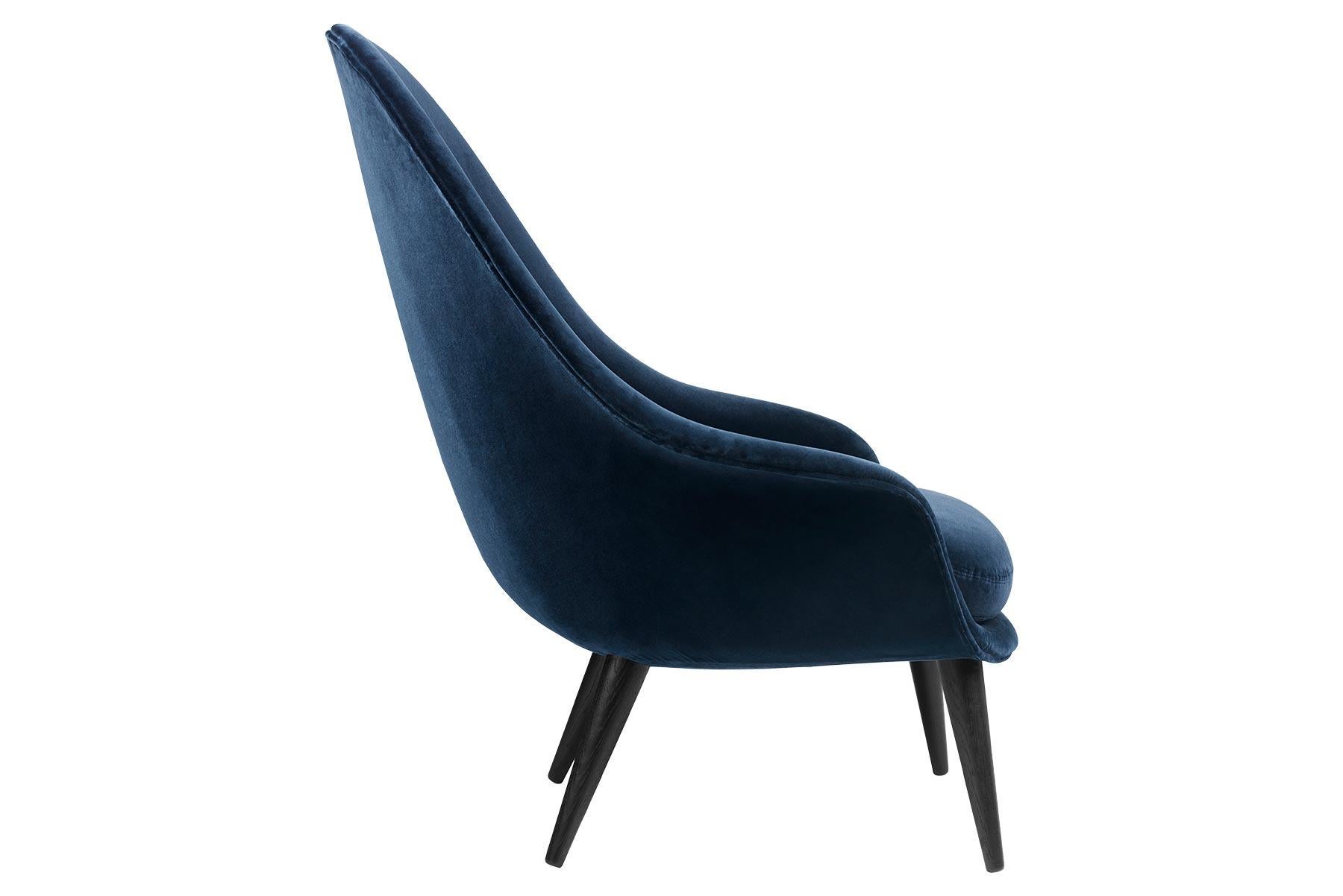 Mid-Century moderno Bat Highback Lounge Chair, completamente imbottita, base in Oak Oak tinto nero in vendita