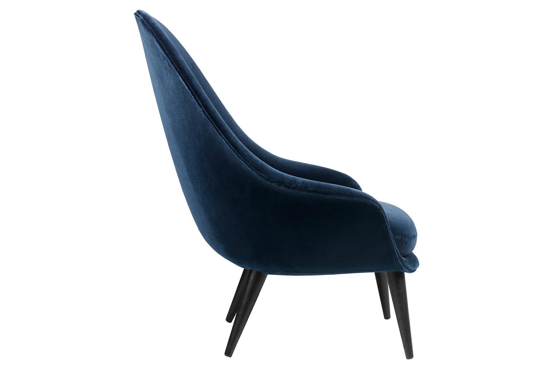 Mid-Century Modern Fauteuil de salon à dossier haut en forme de bat, entièrement tapissé, base en chêne teinté noir en vente