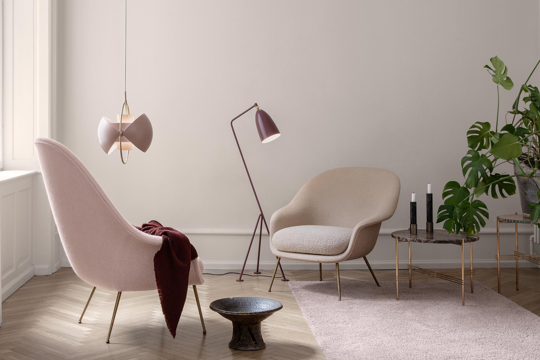 Quercia Bat Highback Lounge Chair, completamente imbottita, base in Oak Oak tinto nero in vendita