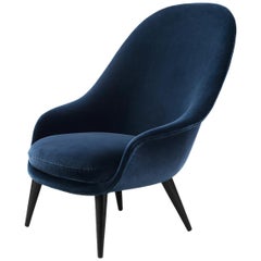 Fauteuil de salon à dossier haut en forme de bat, entièrement tapissé, base en chêne teinté noir