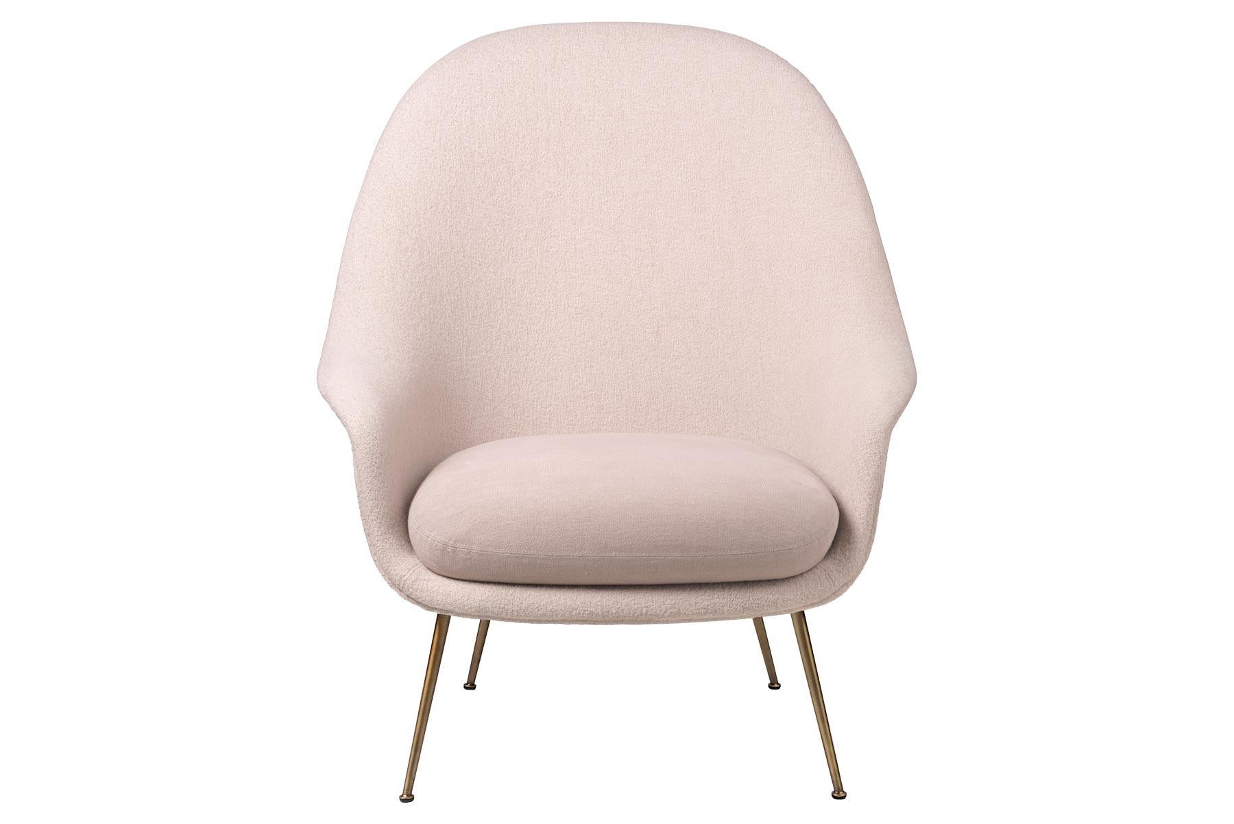 Danois Fauteuil de salon à dossier haut Bat, entièrement tapissé, base conique, laiton semi-mat en vente