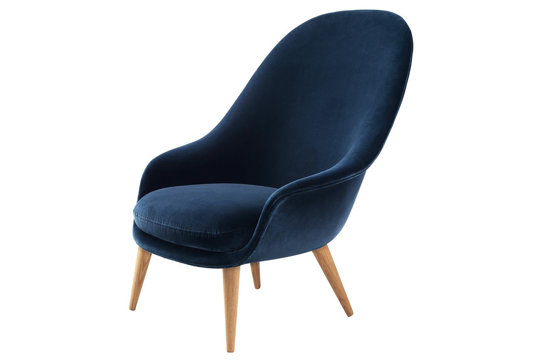 Fauteuil de salon à dossier haut en forme de bat, entièrement tapissé, base en noyer en vente 5
