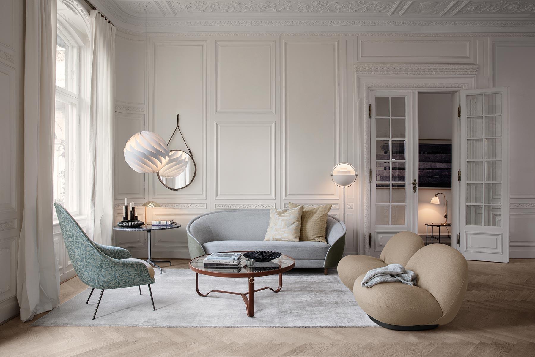 Fauteuil de salon à dossier haut en forme de bat, entièrement tapissé, base en noyer en vente 7