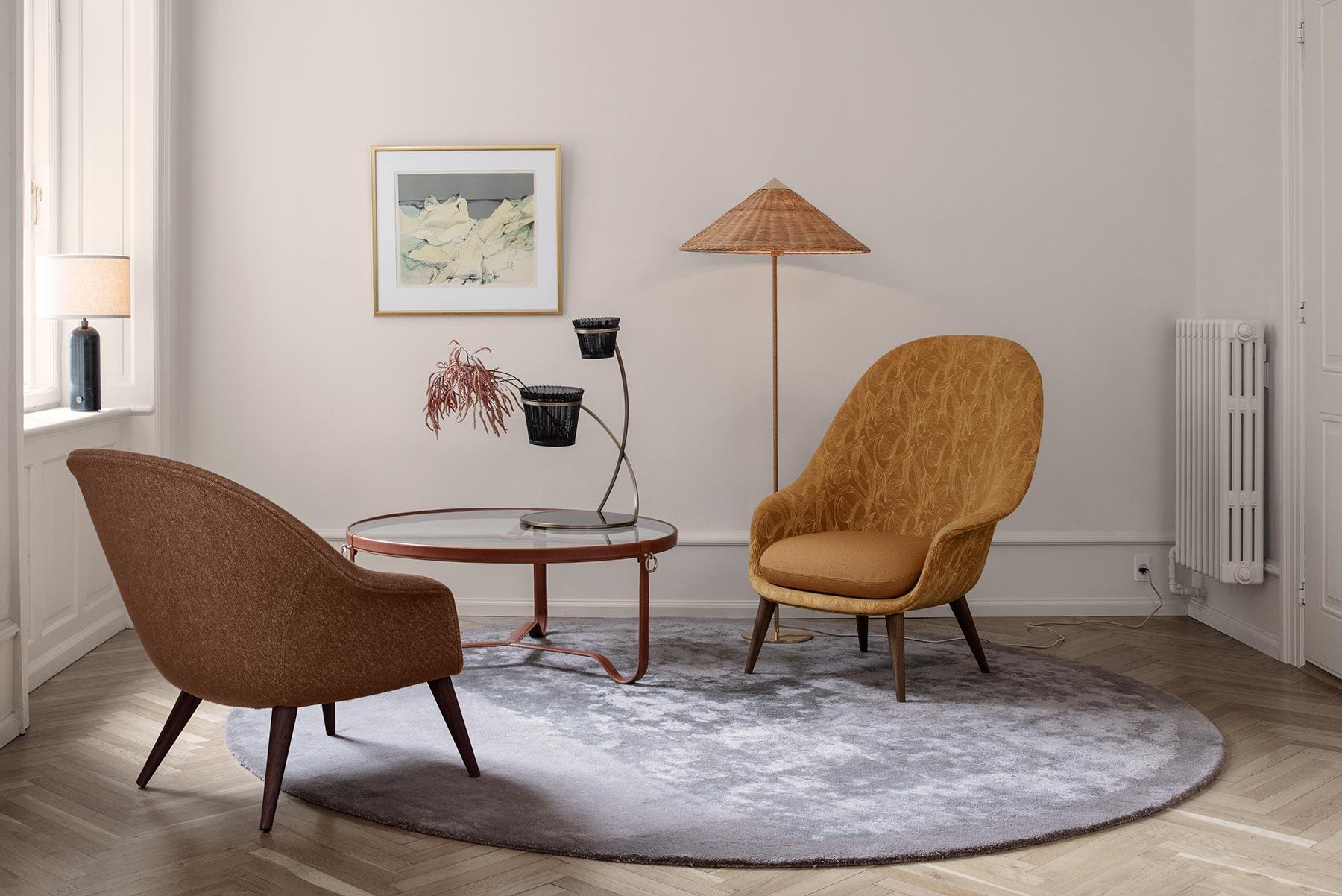 Fauteuil de salon à dossier haut en forme de bat, entièrement tapissé, base en noyer en vente 9