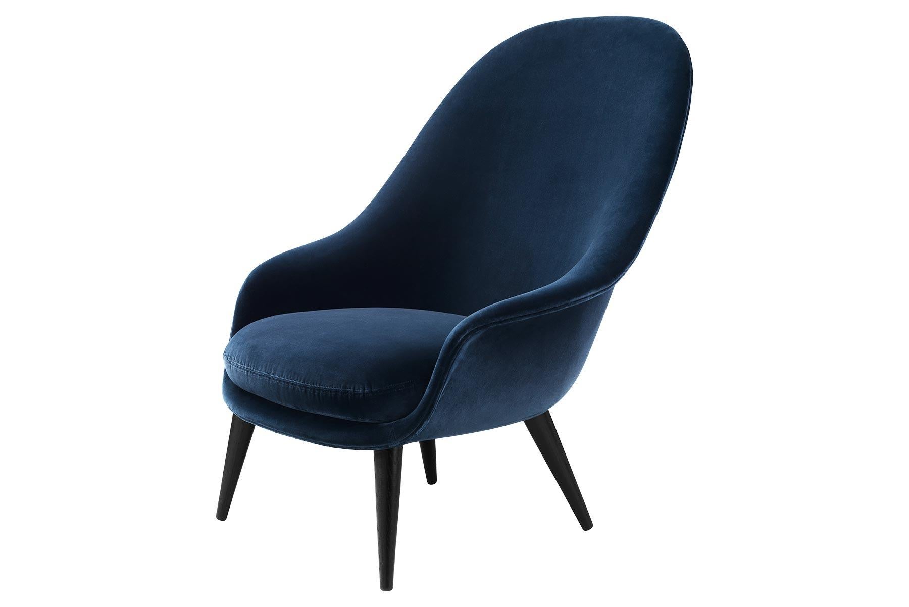 Noyer Fauteuil de salon à dossier haut en forme de bat, entièrement tapissé, base en noyer en vente