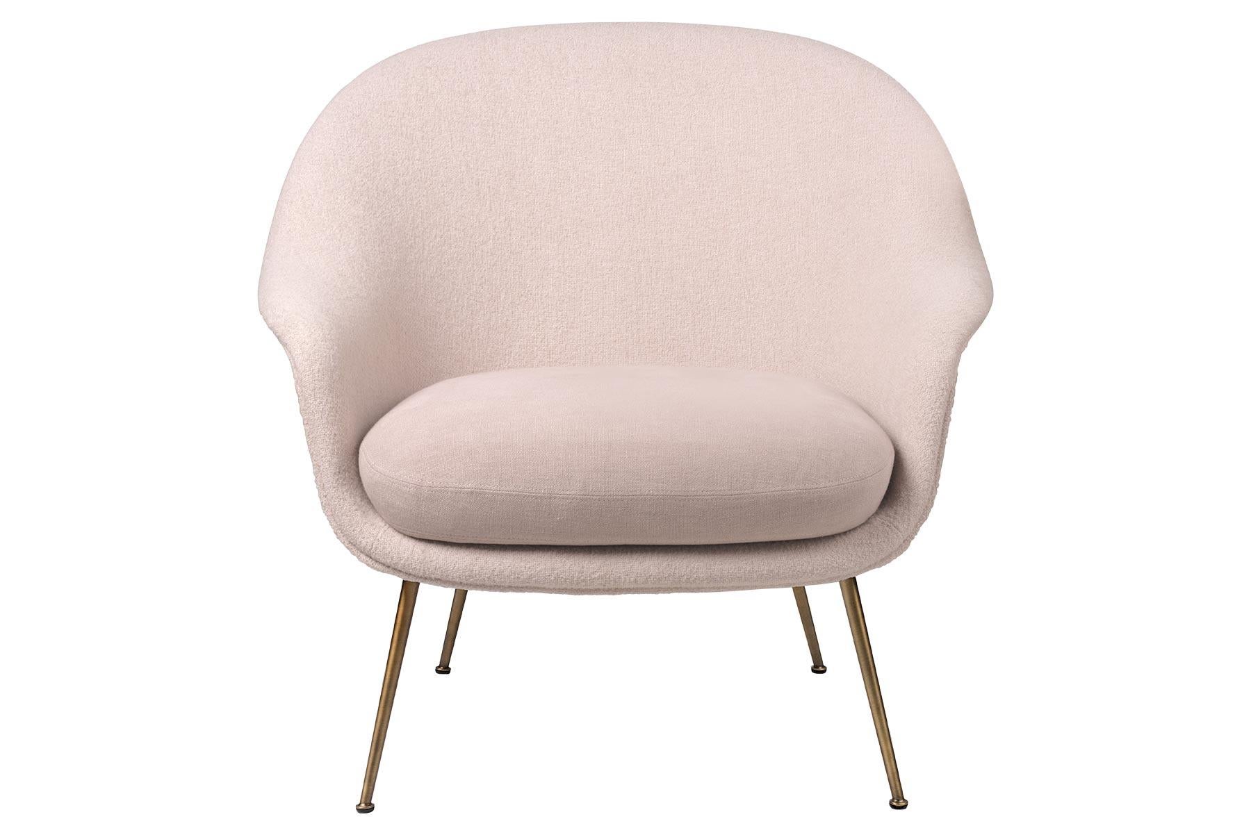 La nouvelle chaise longue Bat, qui existe en version à dossier haut et bas, a été conçue par le duo de designers danois et italiens GamFratesi. La chaise fait fortement référence aux caractéristiques intéressantes des chauves-souris, avec sa coque