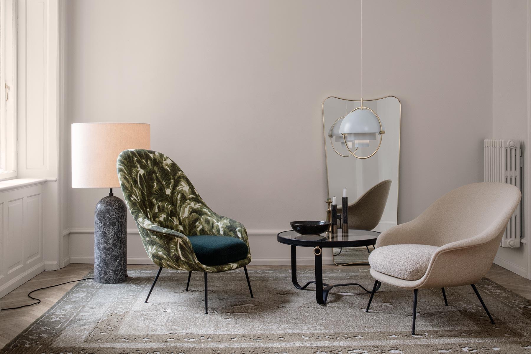 Fauteuil de salon à dossier bas Bat entièrement tapissé, base conique, laiton antique en vente 1
