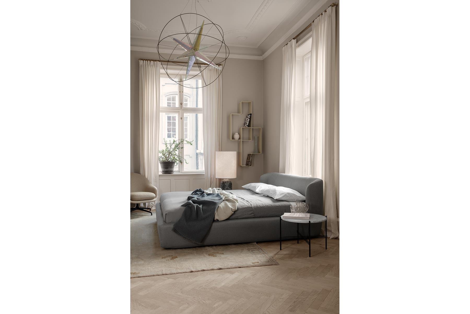 Fauteuil de salon à dossier bas Bat, entièrement tapissé, base en chêne teinté en vente 11