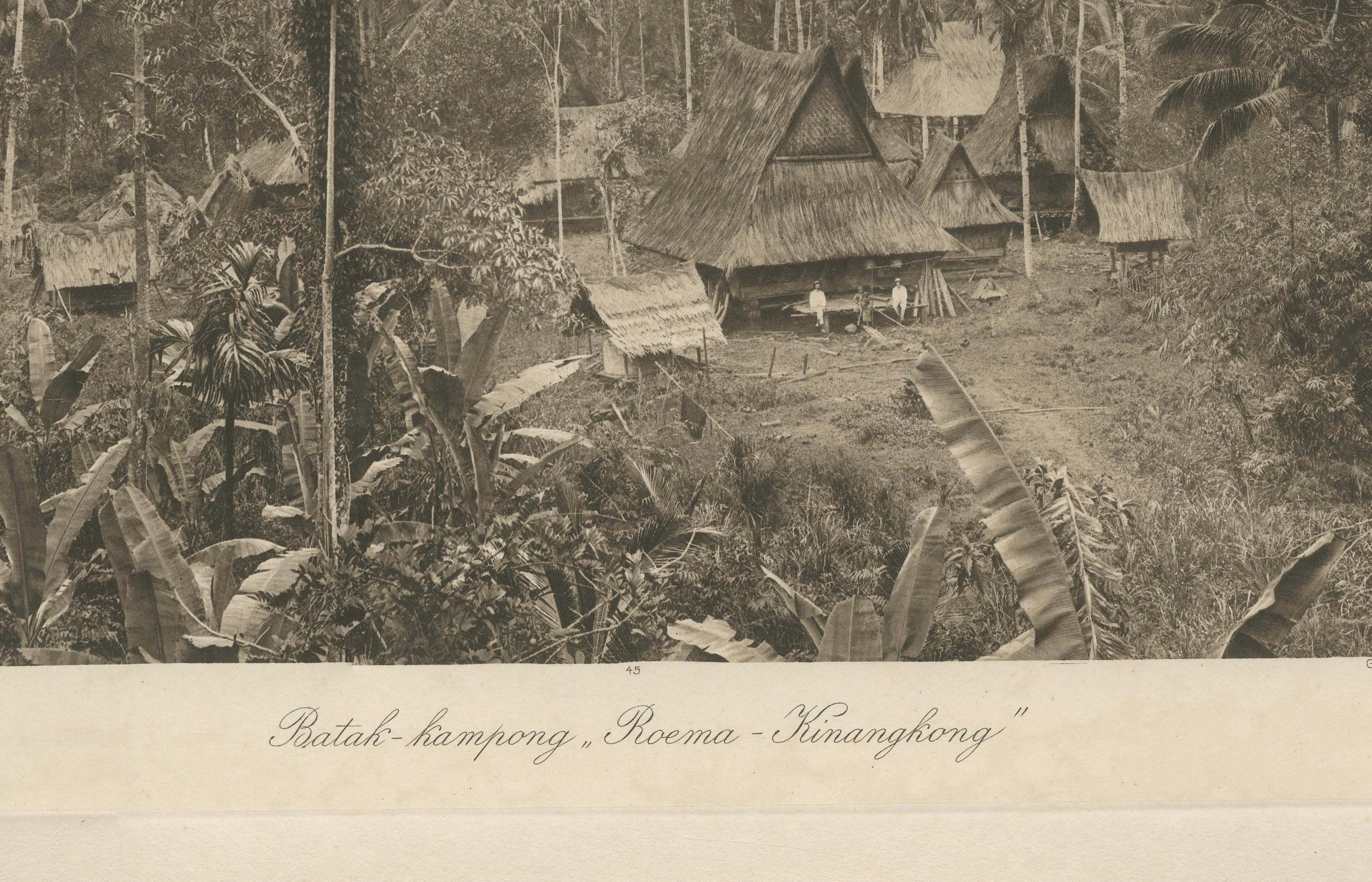Village Batak Kampong, Sumatra - Photogravure de Kleingrothe c.1900

Photogravure originale montrant un kampong (village) batak dans les hautes terres de Sumatra du Nord, photographié par C.I.C. à Medan, vers 1900. Cette vue historique montre