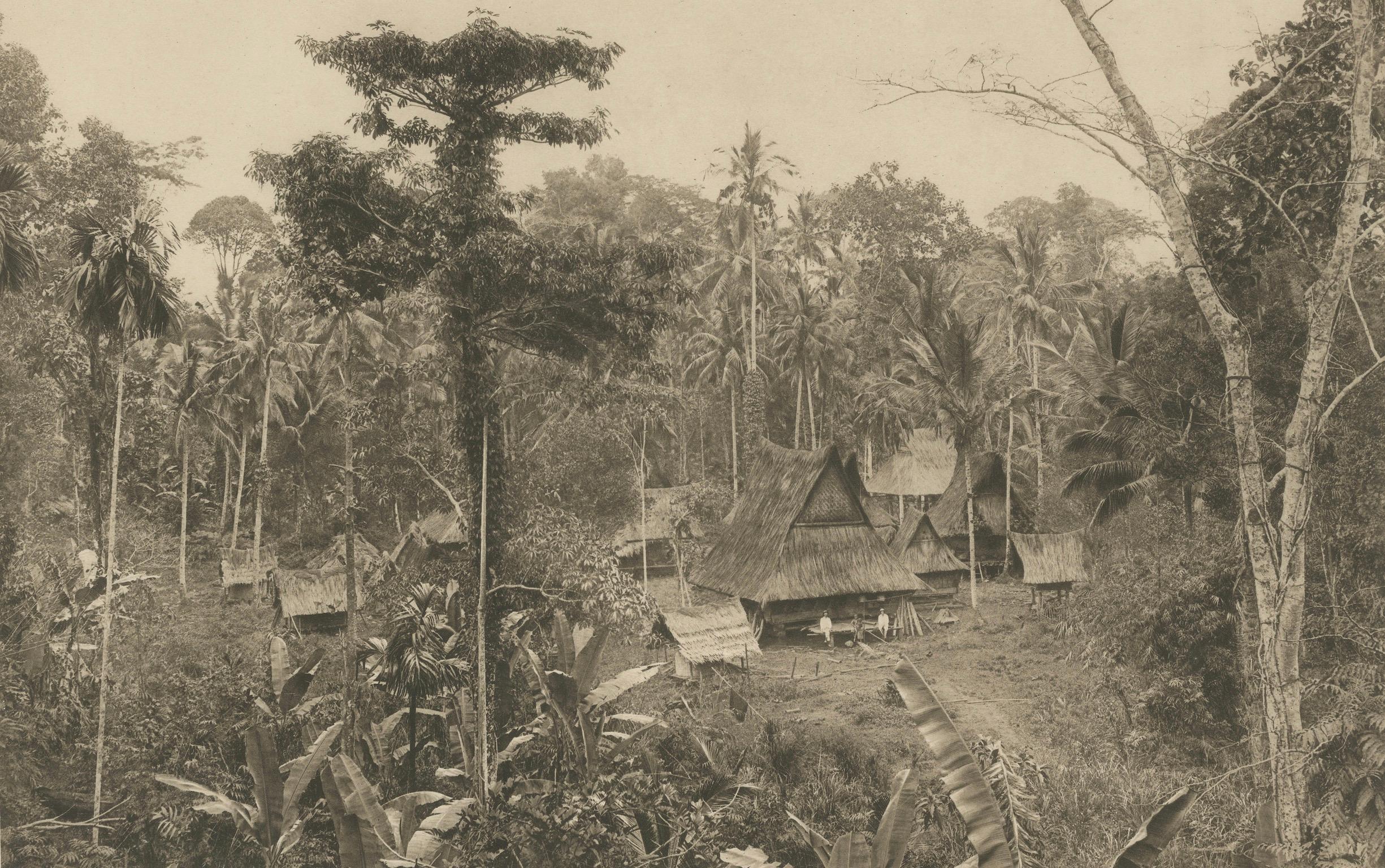 Village Batak Kampong, Sumatra Indes orientales néerlandaises - Photogravure Kleingrothe 1900 Bon état - En vente à Langweer, NL