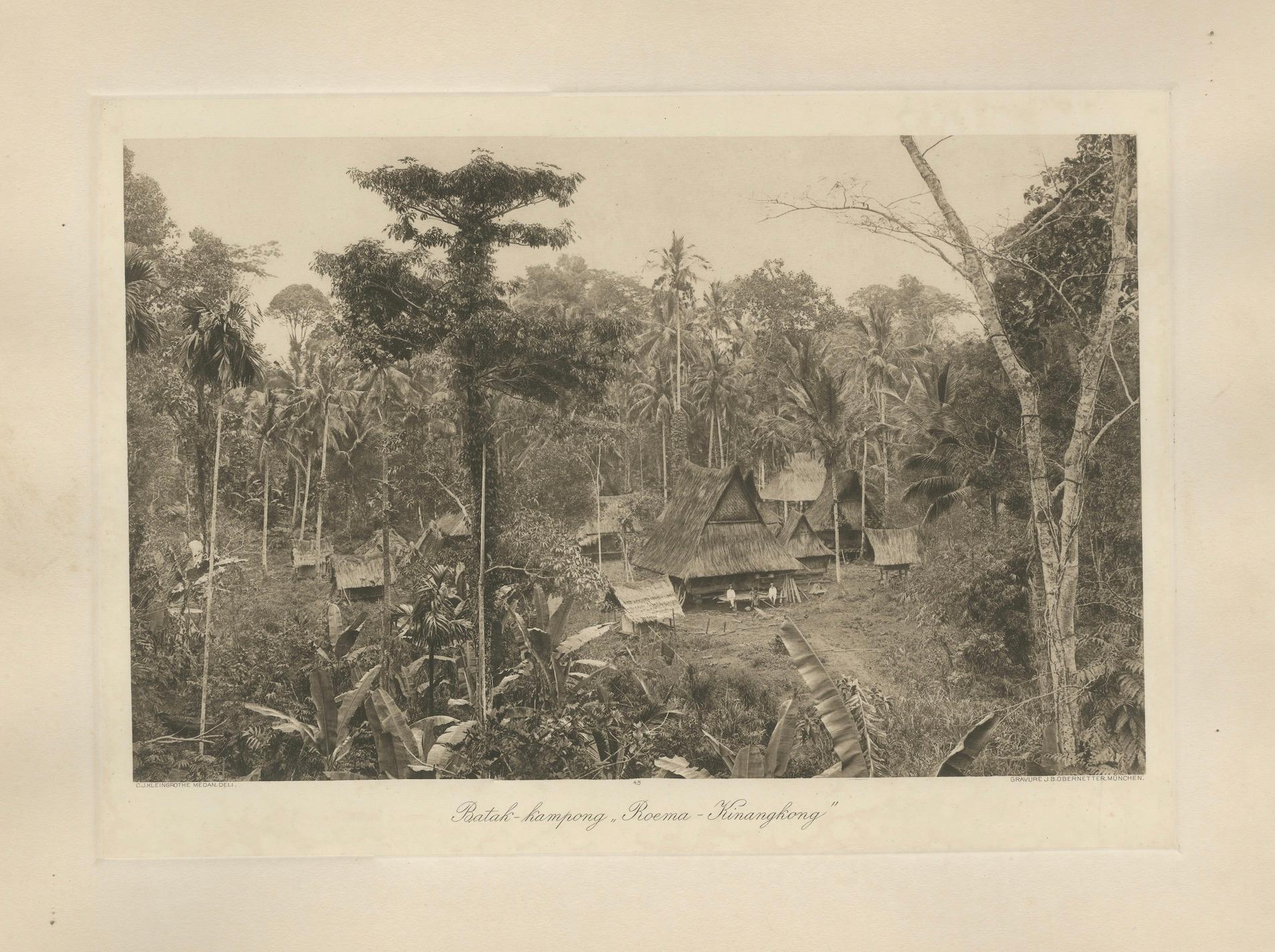 Papier Village Batak Kampong, Sumatra Indes orientales néerlandaises - Photogravure Kleingrothe 1900 en vente