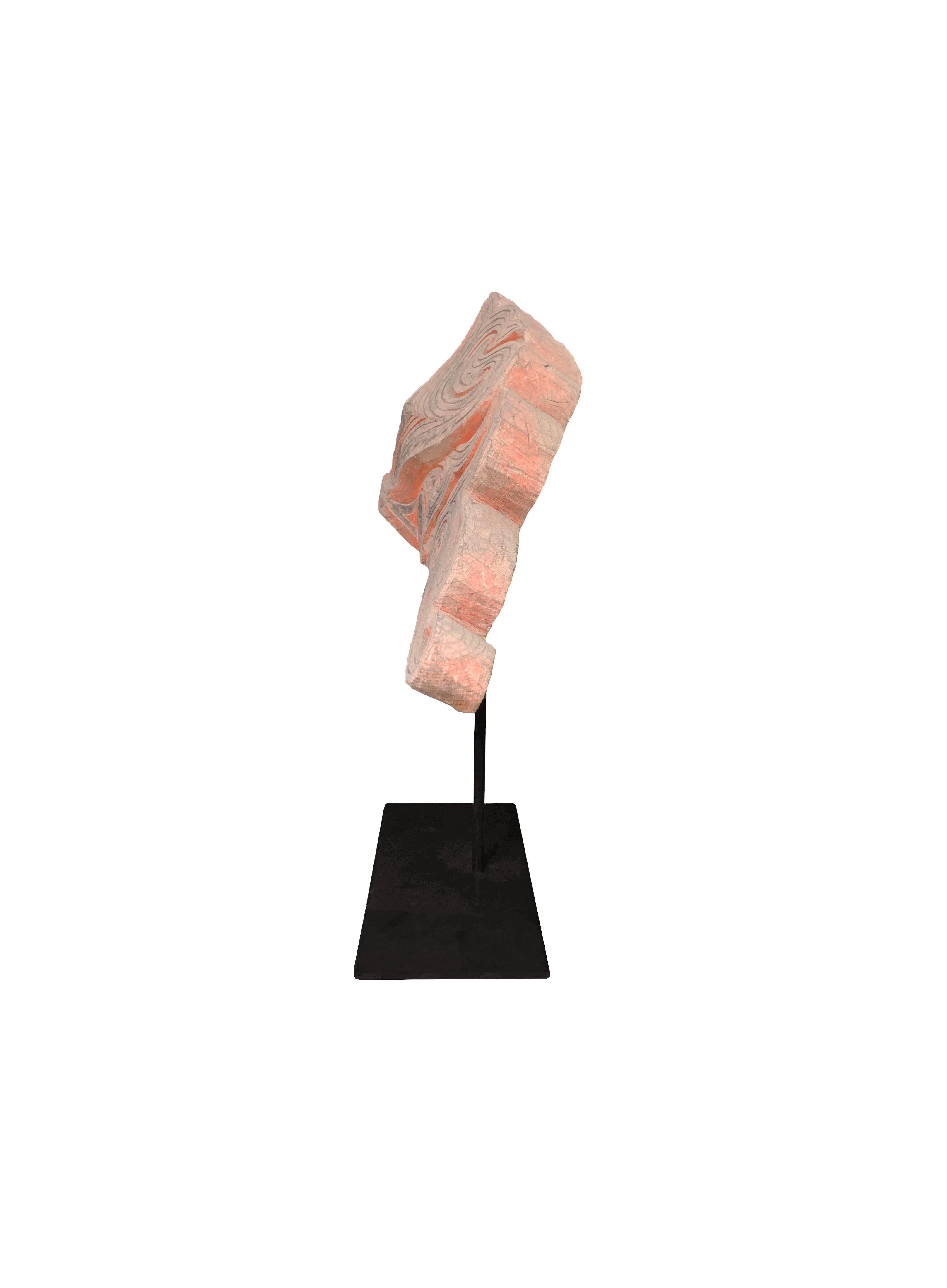 Ce panneau tribal provient de la tribu Batak de Sumatra. Les Batak sont connus pour la décoration élaborée de leurs bâtiments et ces ajouts de panneaux décoratifs auraient fait partie d'un certain nombre de panneaux et de sculptures qui auraient