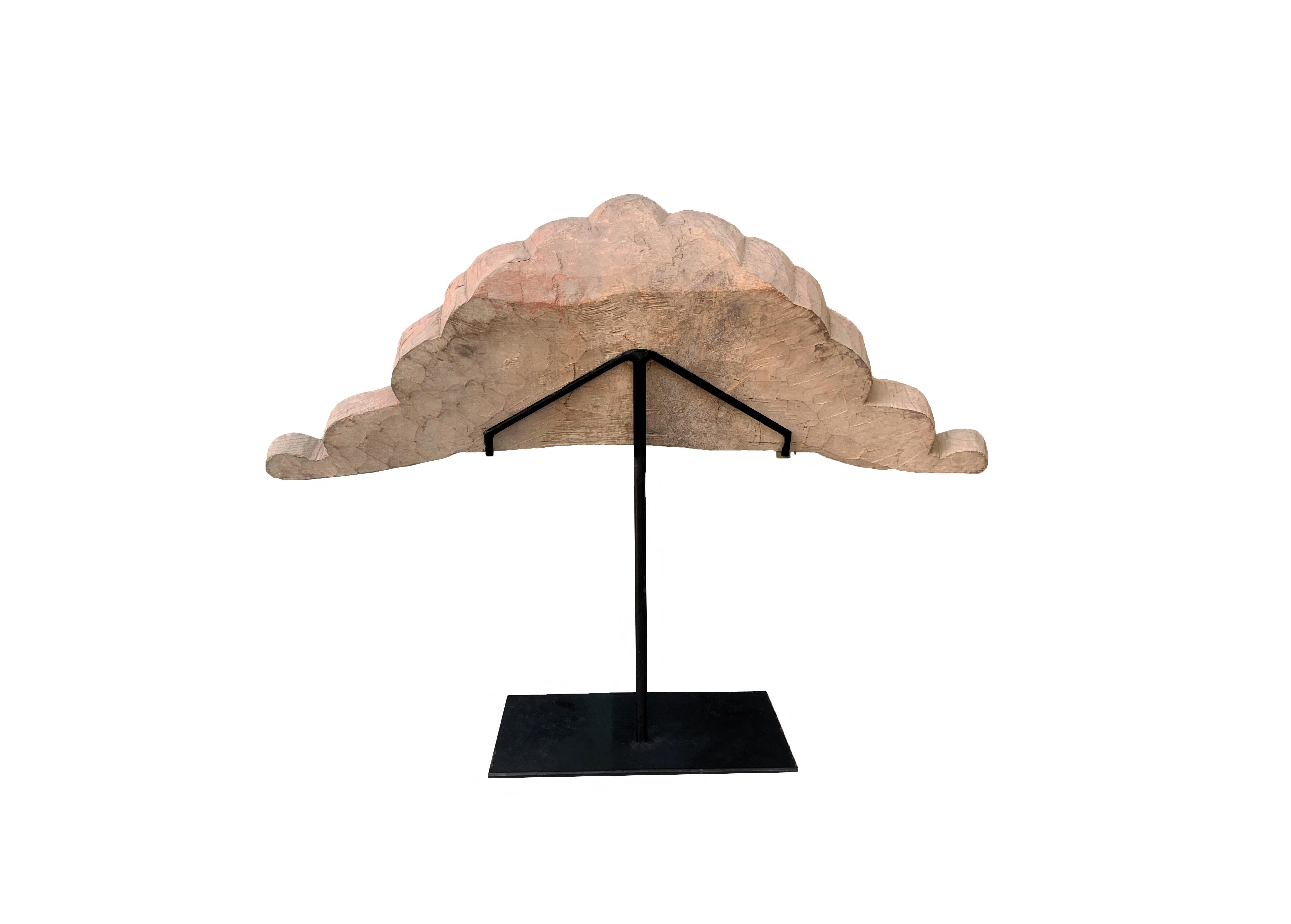 Tribal Panneau Singa en bois de la tribu Batak avec polychrome, monté sur un support en métal, vers 1900 en vente