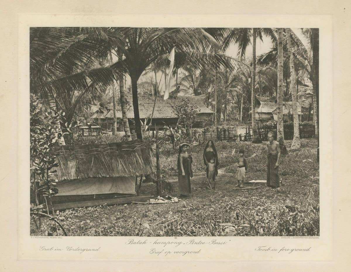 Batak Village Pintoe-Bessi, Tomb – Kleingrothe Photo, Dutch East Indies c1910