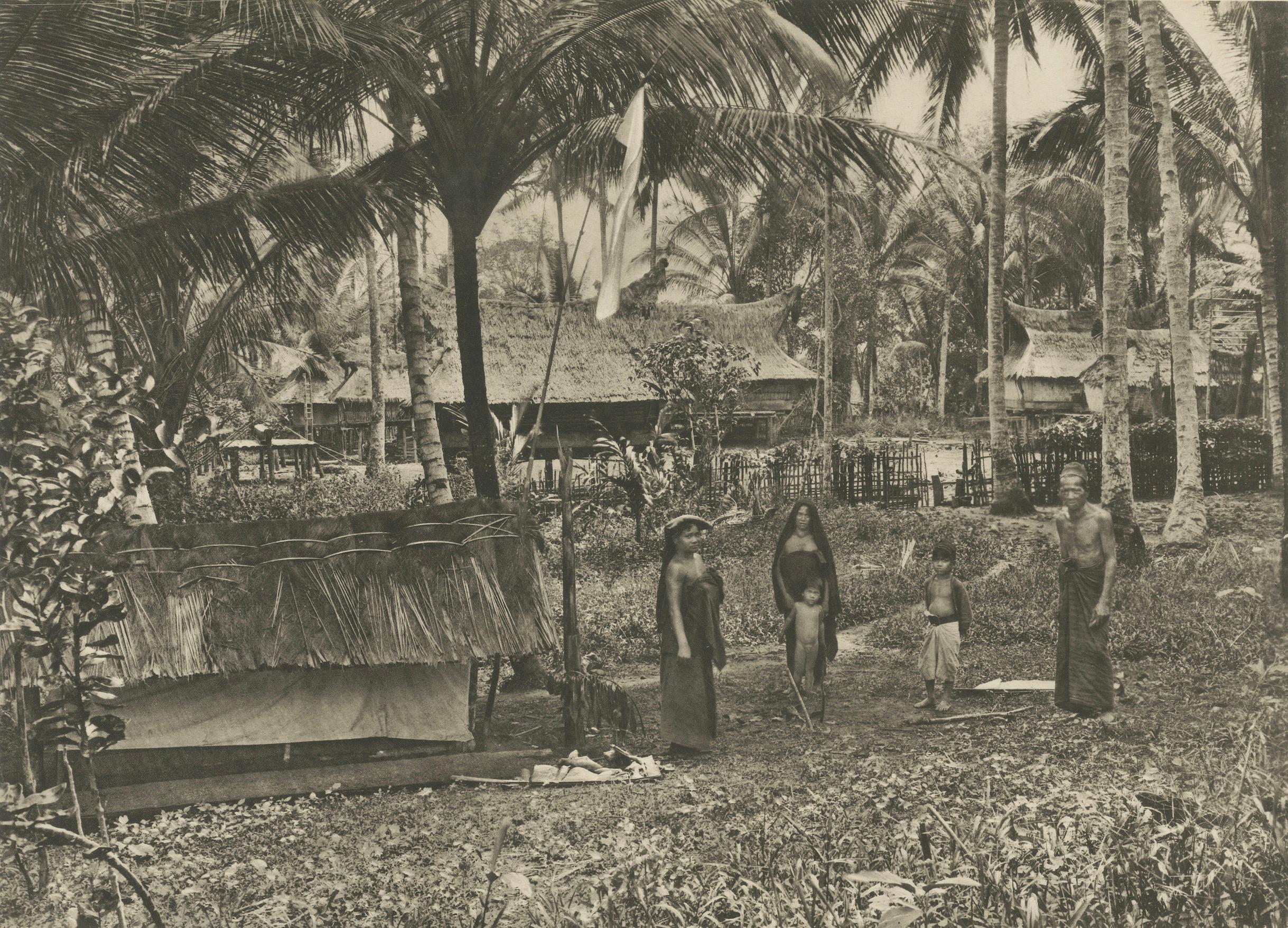 Néerlandais Village batak de Pintoe-Bessi, tombeau - Photo de Bessi, Indes orientales néerlandaises vers 1910 en vente