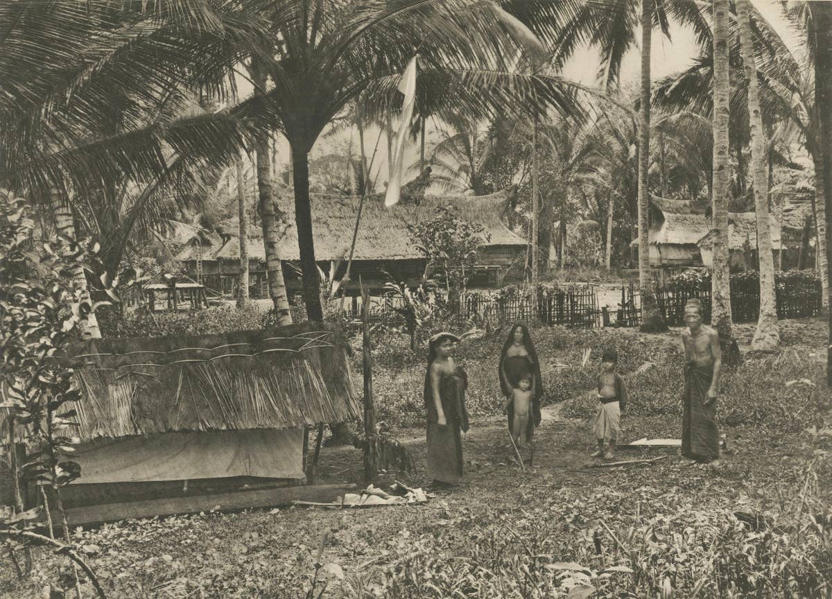 Batak Village Pintoe-Bessi, Tomb – Kleingrothe Photo, Dutch East Indies c1910