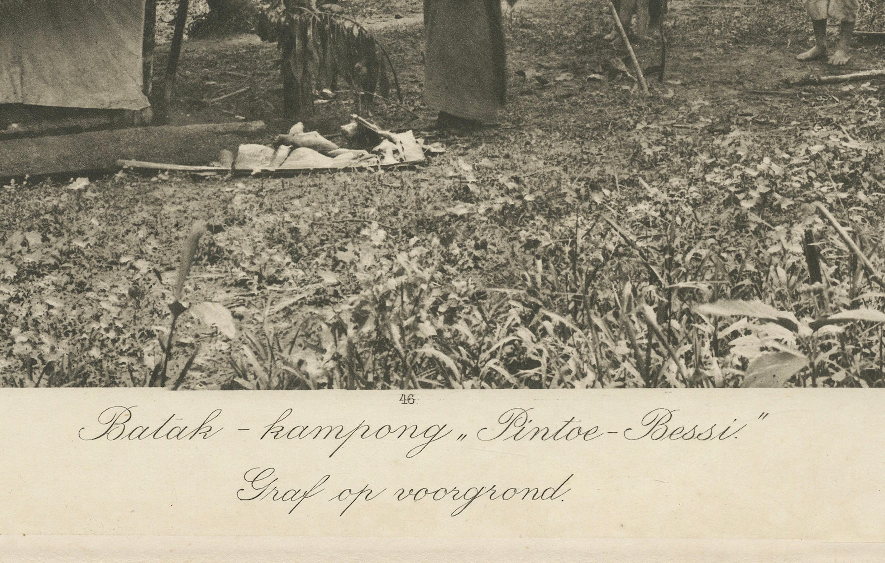 Village batak de Pintoe-Bessi, tombeau - Photo de Bessi, Indes orientales néerlandaises vers 1910 Bon état - En vente à Langweer, NL