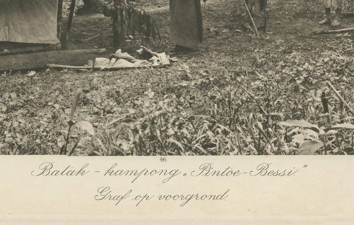 Batak Village Pintoe-Bessi, Tomb – Kleingrothe Photo, Dutch East Indies c1910