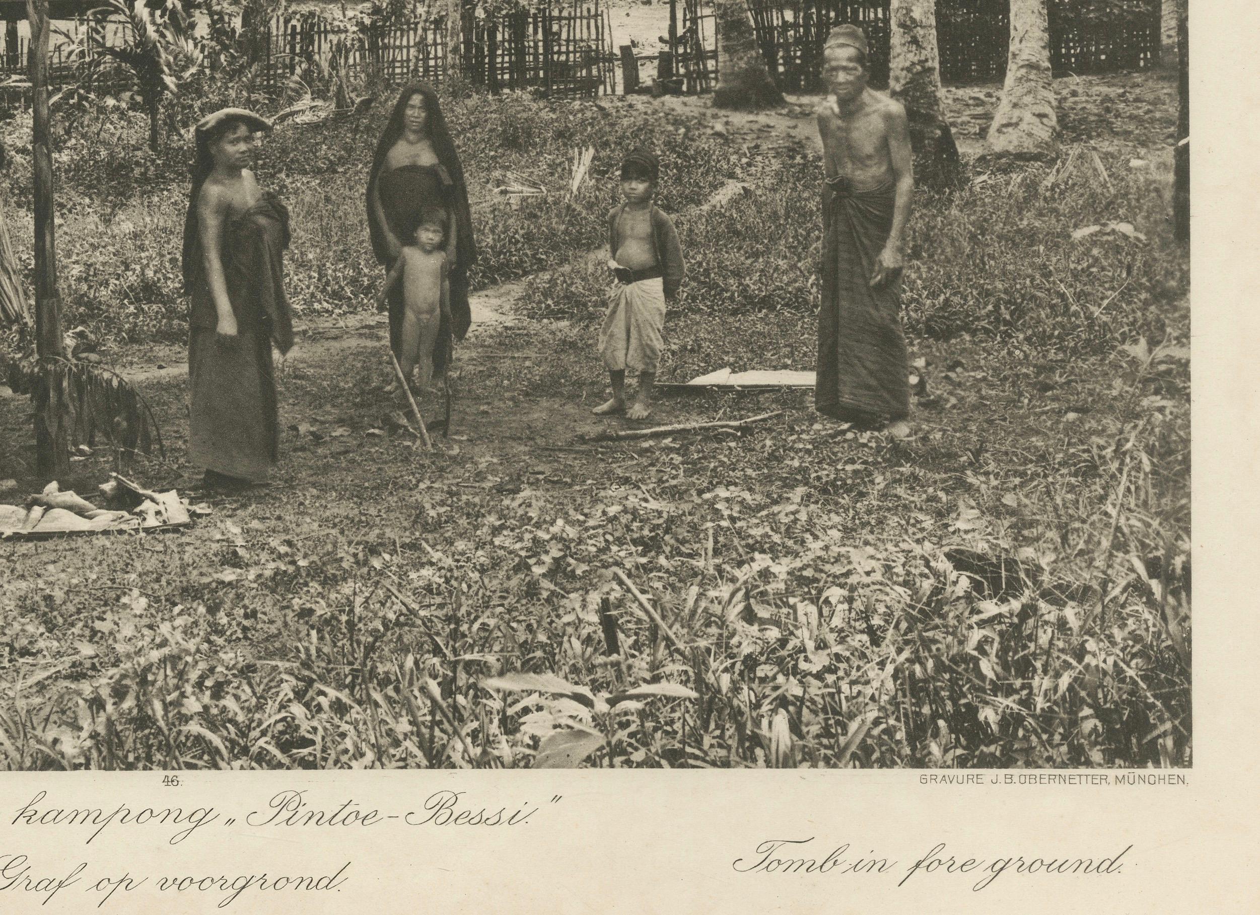 20ième siècle Village batak de Pintoe-Bessi, tombeau - Photo de Bessi, Indes orientales néerlandaises vers 1910 en vente