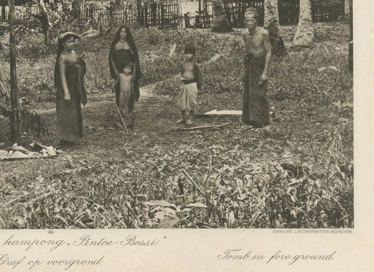 Batak Village Pintoe-Bessi, Tomb – Kleingrothe Photo, Dutch East Indies c1910