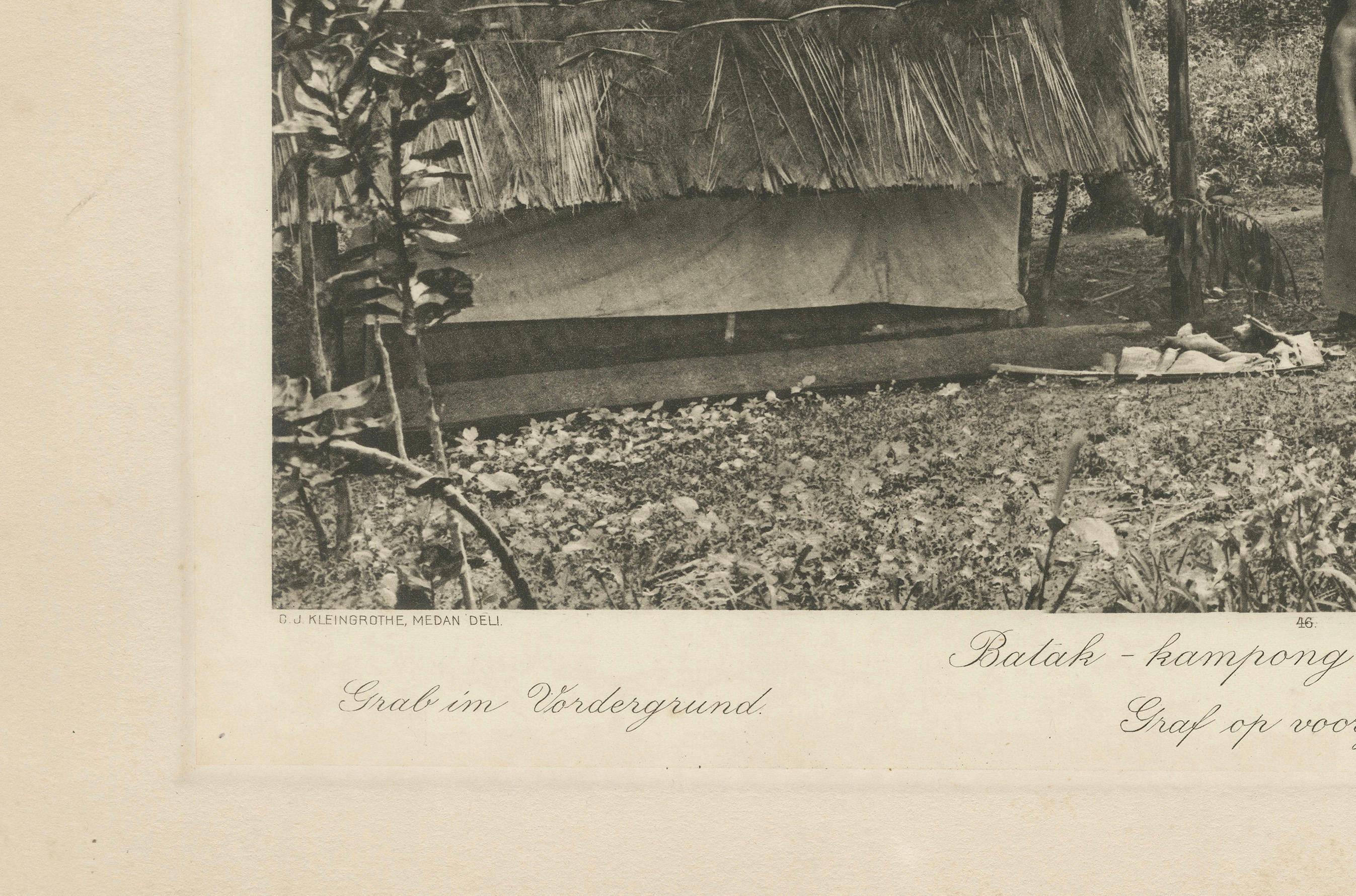 Papier Village batak de Pintoe-Bessi, tombeau - Photo de Bessi, Indes orientales néerlandaises vers 1910 en vente