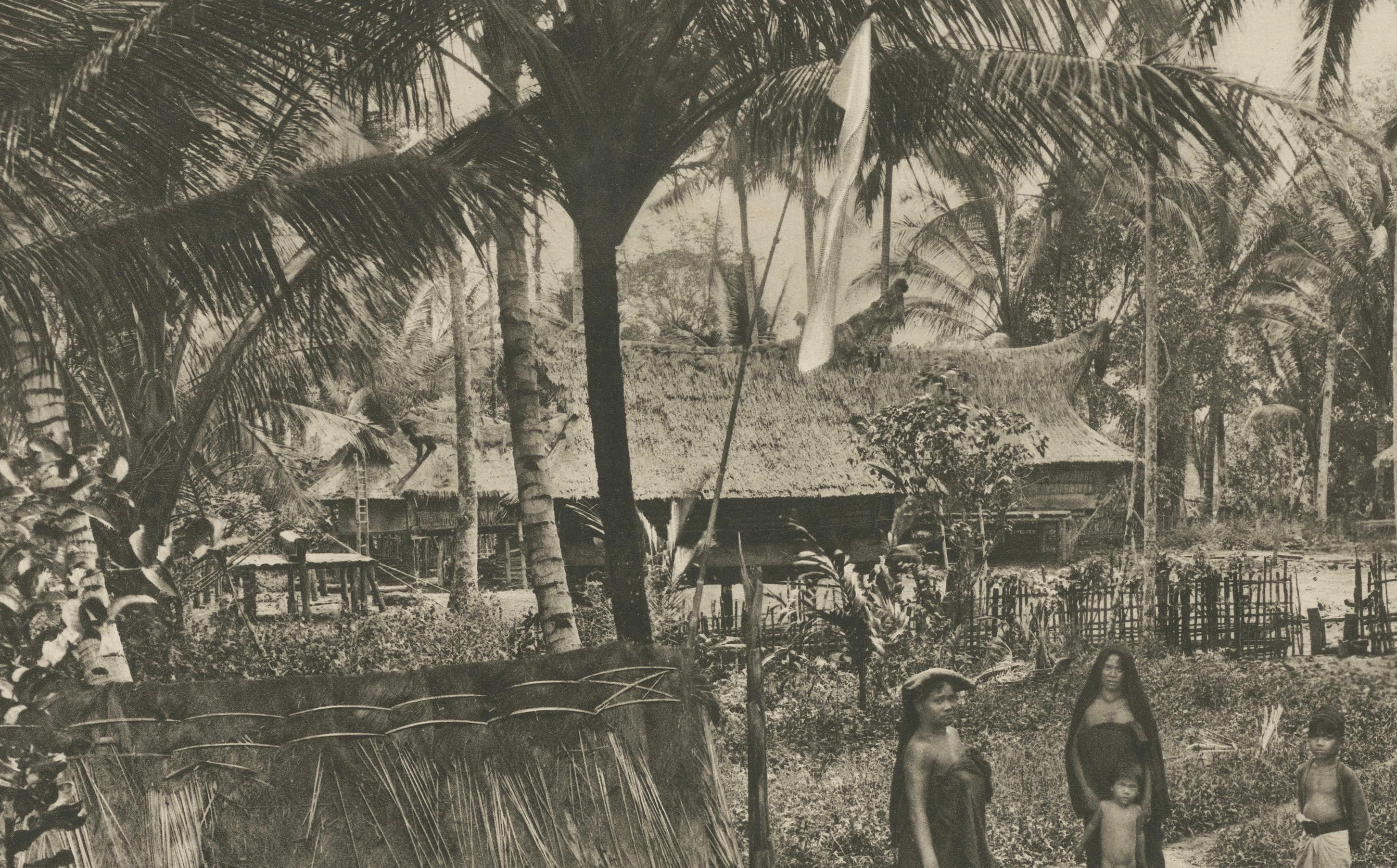 Village batak de Pintoe-Bessi, tombeau - Photo de Bessi, Indes orientales néerlandaises vers 1910 en vente 1