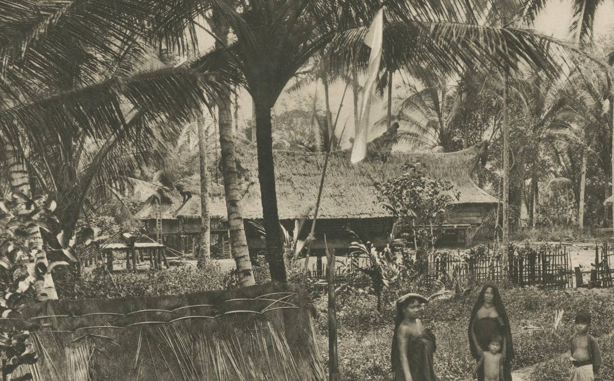 Batak Village Pintoe-Bessi, Tomb – Kleingrothe Photo, Dutch East Indies c1910