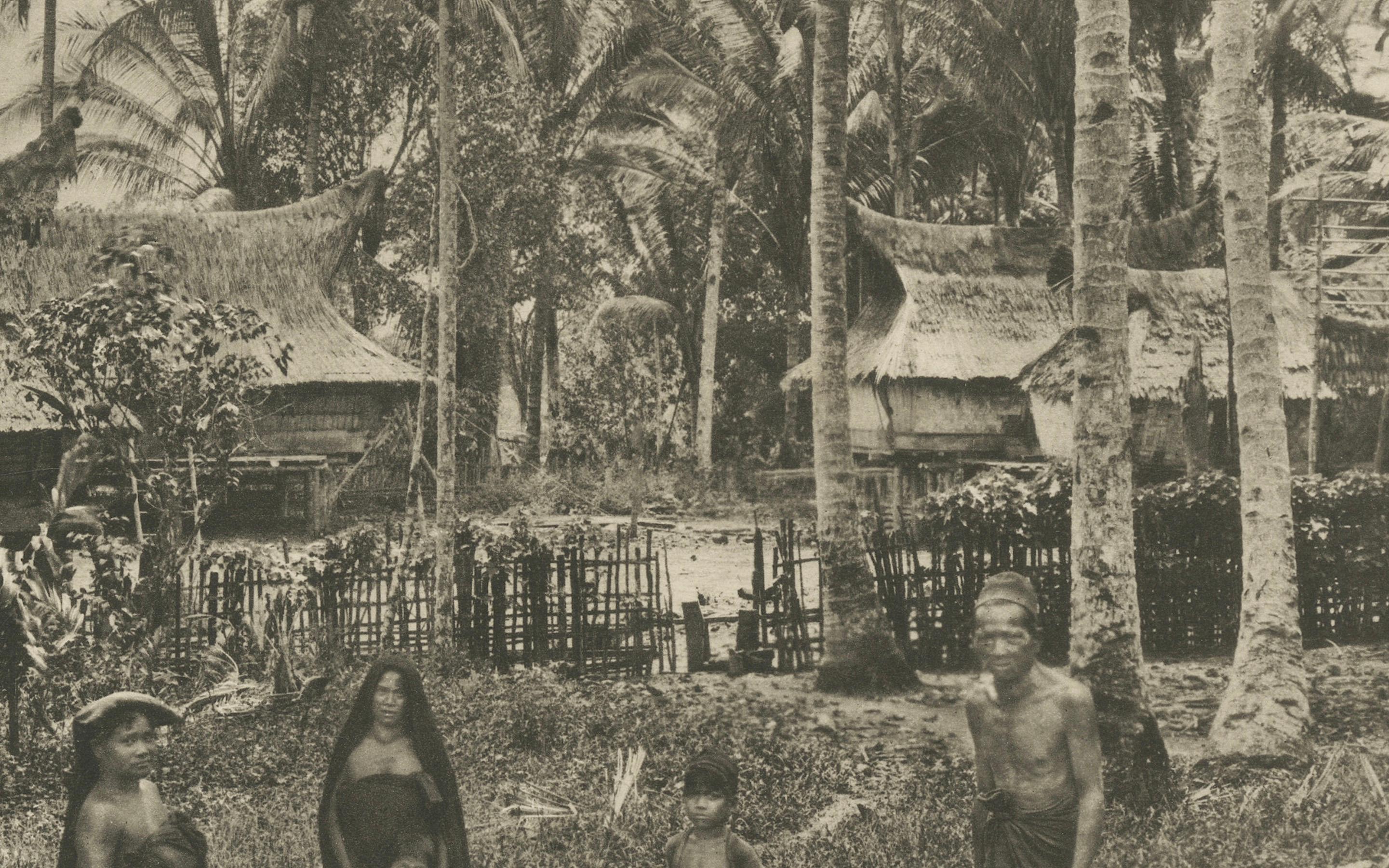Village batak de Pintoe-Bessi, tombeau - Photo de Bessi, Indes orientales néerlandaises vers 1910 en vente 2