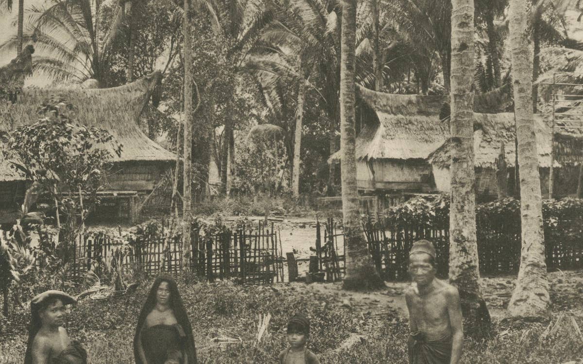 Batak Village Pintoe-Bessi, Tomb – Kleingrothe Photo, Dutch East Indies c1910