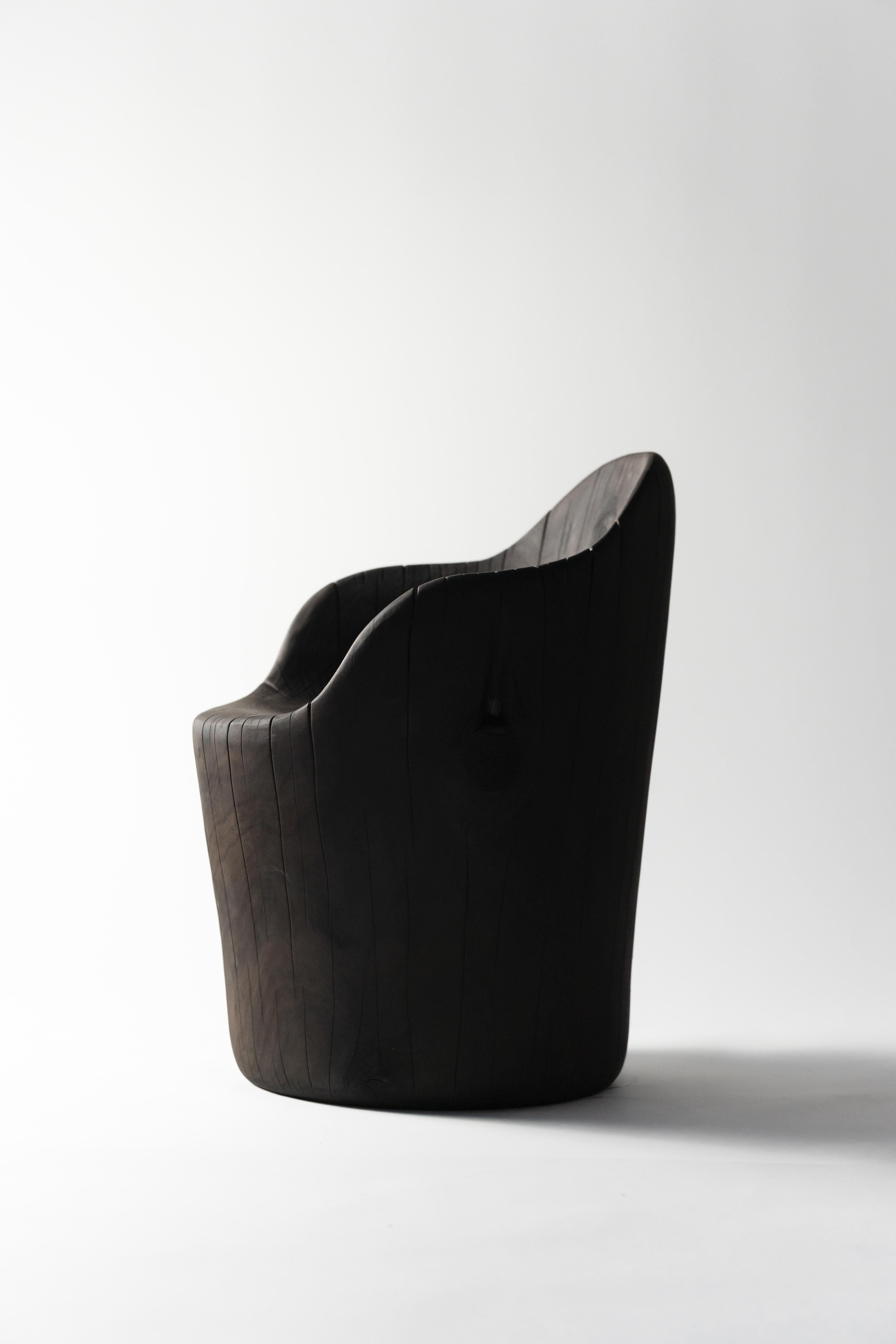 Poltrona Batan di Sebastián Cappiello
Dimensioni:  L 55 x P 55 x H 71 cm
Materiali: Blocco unico, legno; pietra vulcanica; marmo. 
Finiture: Cedro bianco, cedro annerito (yakisugi), encino (rovere messicano), capulin (ciliegio messicano). 
Peso: 35