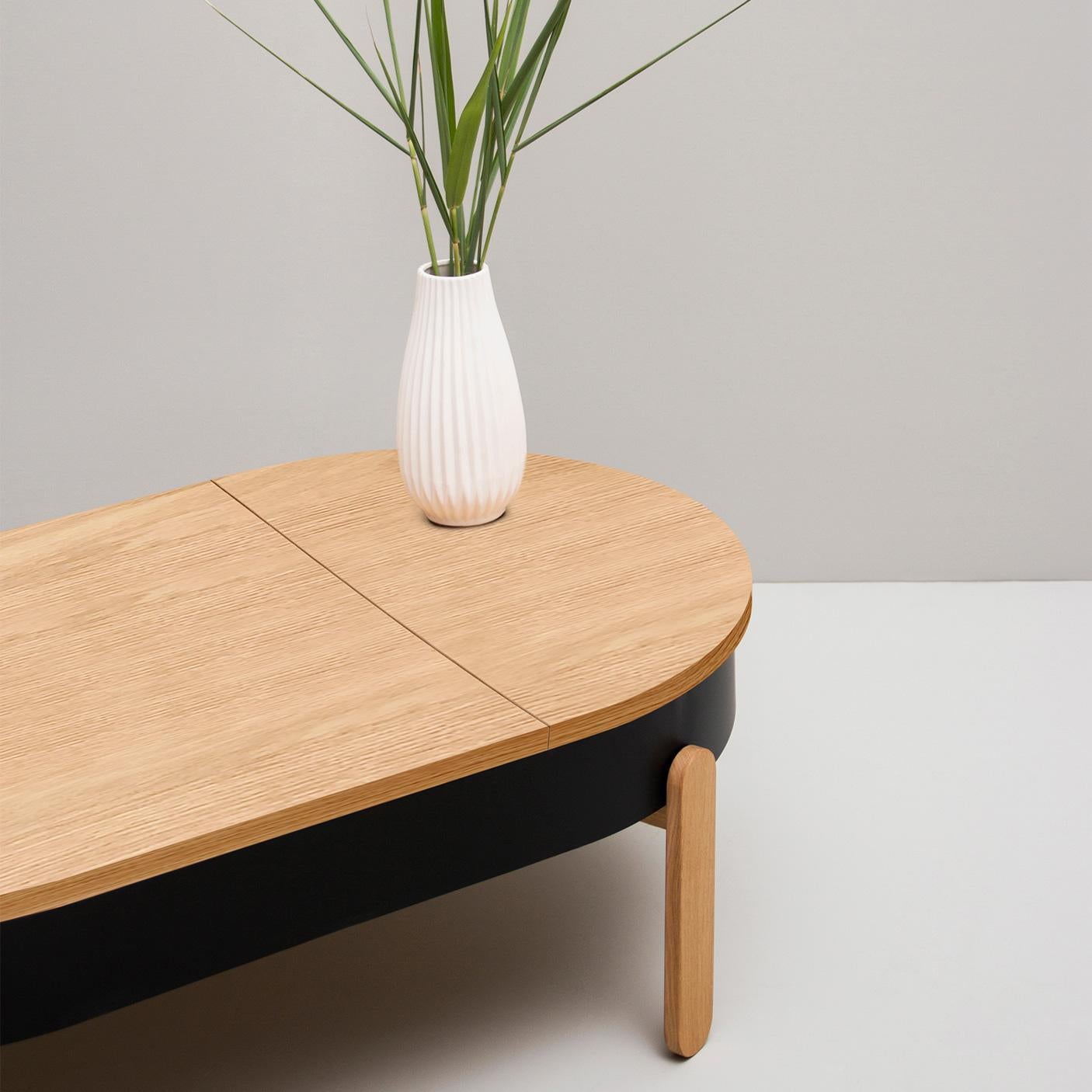 The largest member of the Batea family has a storage space that opens when the tabletop slides. A carefully designed center table with storage that combines craftsmanship and modernity, adapting to the dynamics of each space.

The clean and
