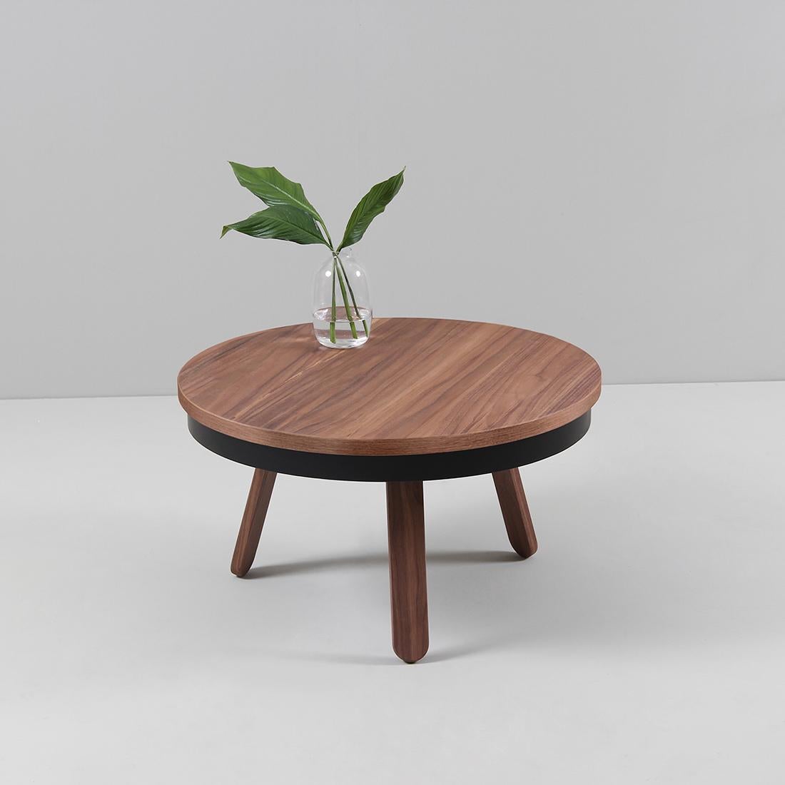 A round coffee table that combines tradition and modernity, adapting to the dynamics of each home space.

The medium-sized member of the Batea family is not just a wood side table, it has extra functionality, a small storage space where you can