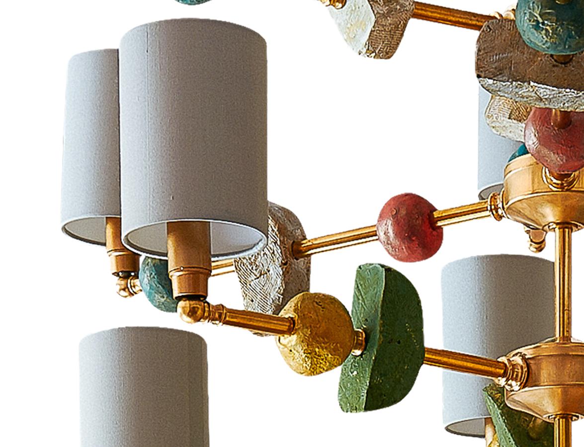 Inglese Lampadario scultoreo contemporaneo con componenti gialle, rosse e turchesi in vendita