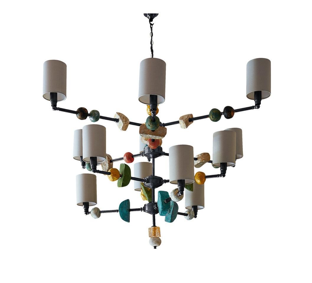 Moderno Lampadario scultoreo contemporaneo con componenti gialle, rosse e turchesi in vendita