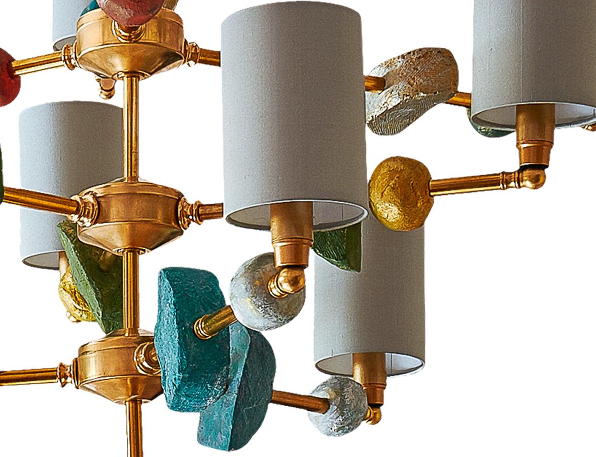 Calco Lampadario scultoreo contemporaneo con componenti gialle, rosse e turchesi in vendita