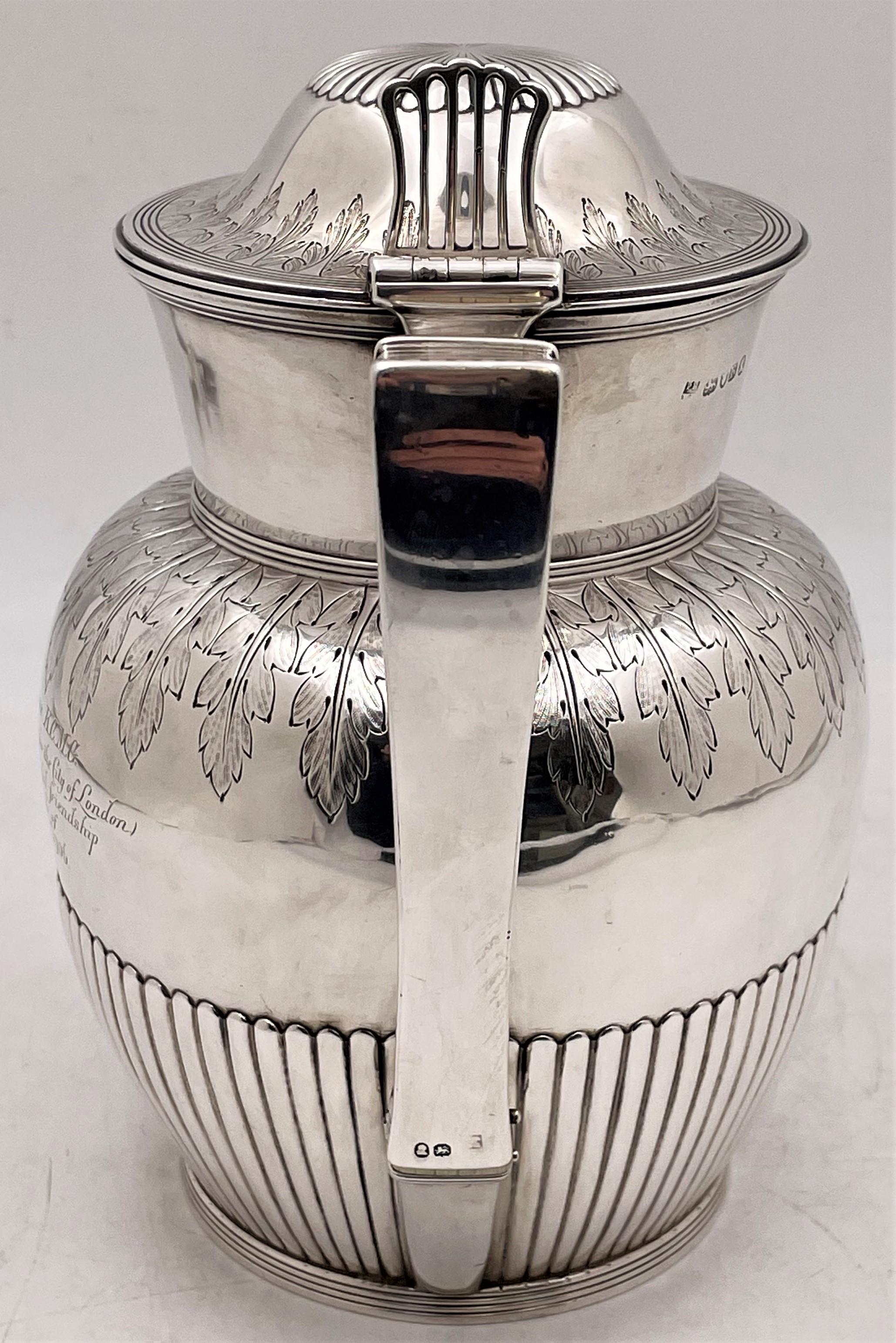 Jarra o cántaro georgiano de plata de ley de Peter & William Bateman de 1812, con motivos acanalados, motivos naturales estilizados y aves, así como una dedicatoria posterior a Sir David Evans. Esta elegante jarra mide 8 1/2'' de altura por 9 1/4''