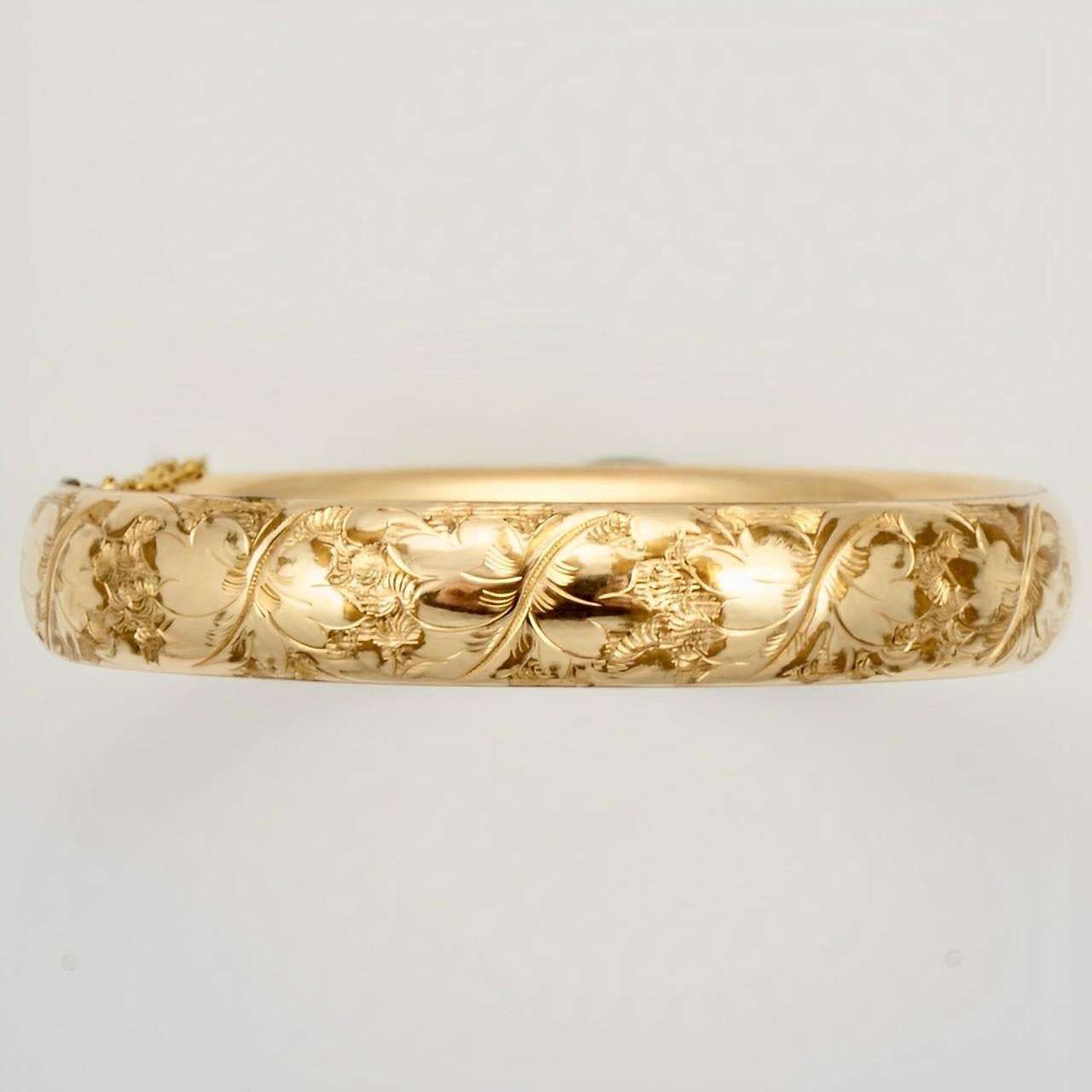 Bates und Bacon wunderbare antike Rose Gold gefüllt eingraviert Armreif Armband.  Sie wird mit einem Druckknopf geöffnet. Der Armreif ist leicht oval, die Innenmaße sind 6 cm mal 5,5 cm und die Breite beträgt 1,1 cm. Das Armband hat Kratzer wie