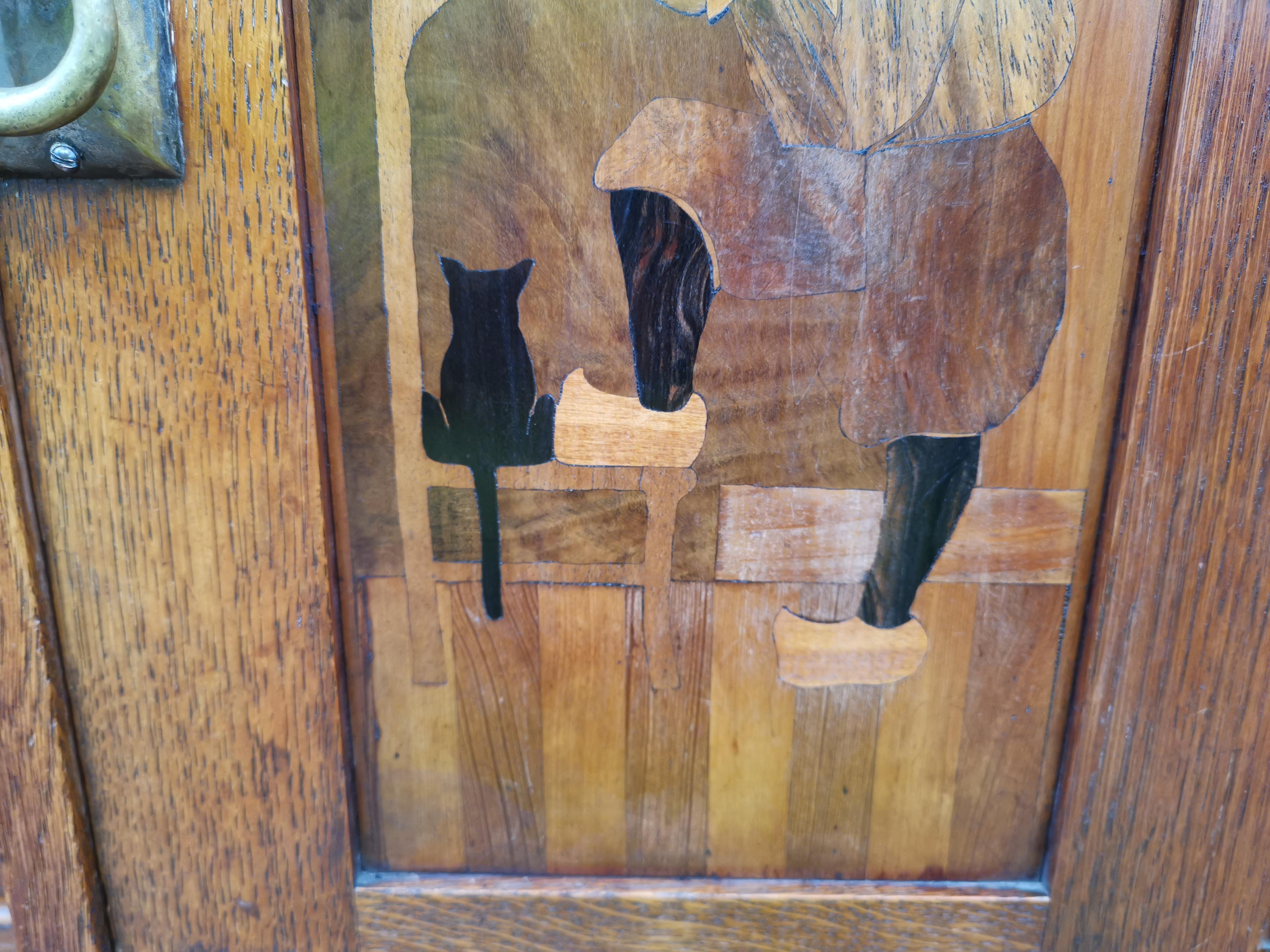 Bath Cabinet Makers, un aparador Arts & Crafts de roble con escenas de marquetería holandesa principios del siglo XX en venta