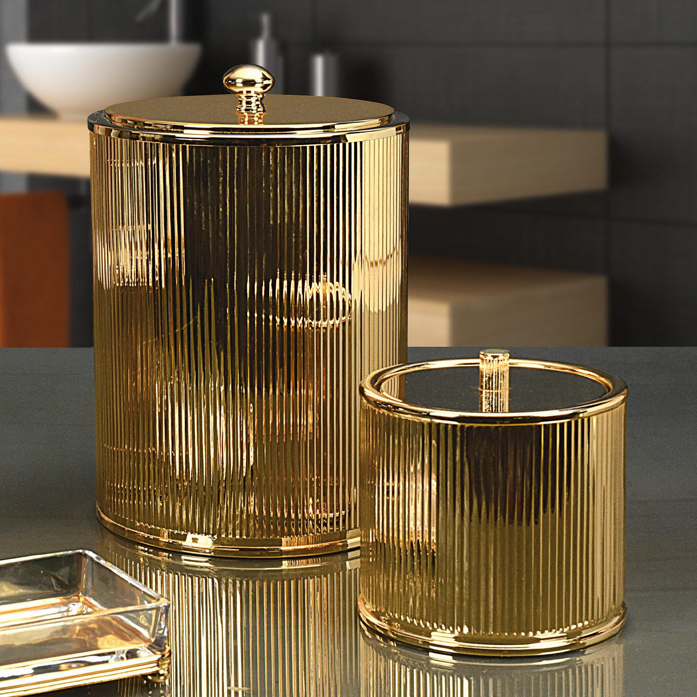A glorious showcase of craftsmanship, this magnificent bathroom set is comprised of a small basket and box entirely handmade of brass preciously finished with 24k galvanized gold. Brimming with lavish allure, both pieces are decorated with a